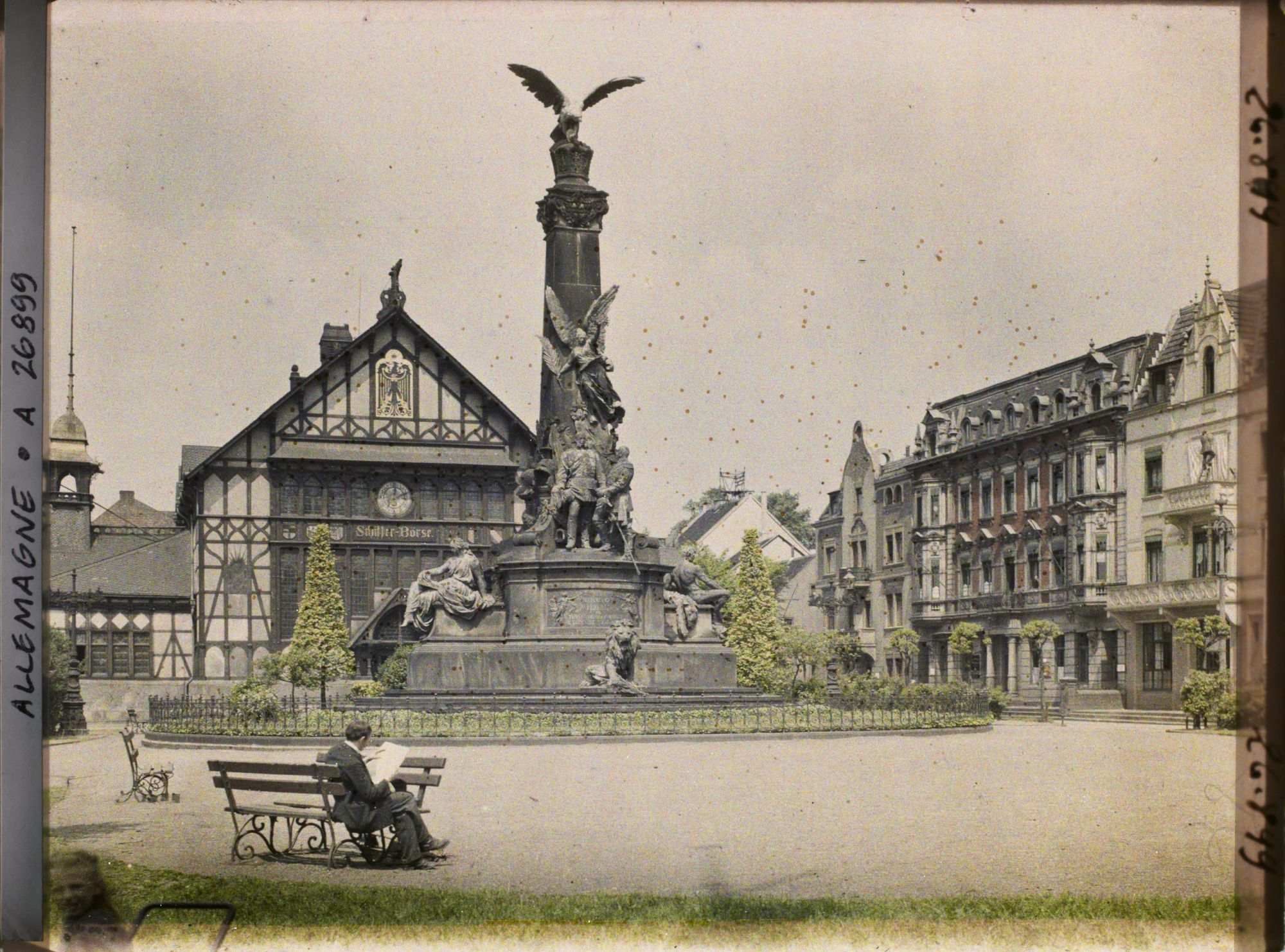 Image représentant Allemagne, Ruhrort, Occupation Française La Shiffer Place et le monument à Guillaume 1er et a Bismarck