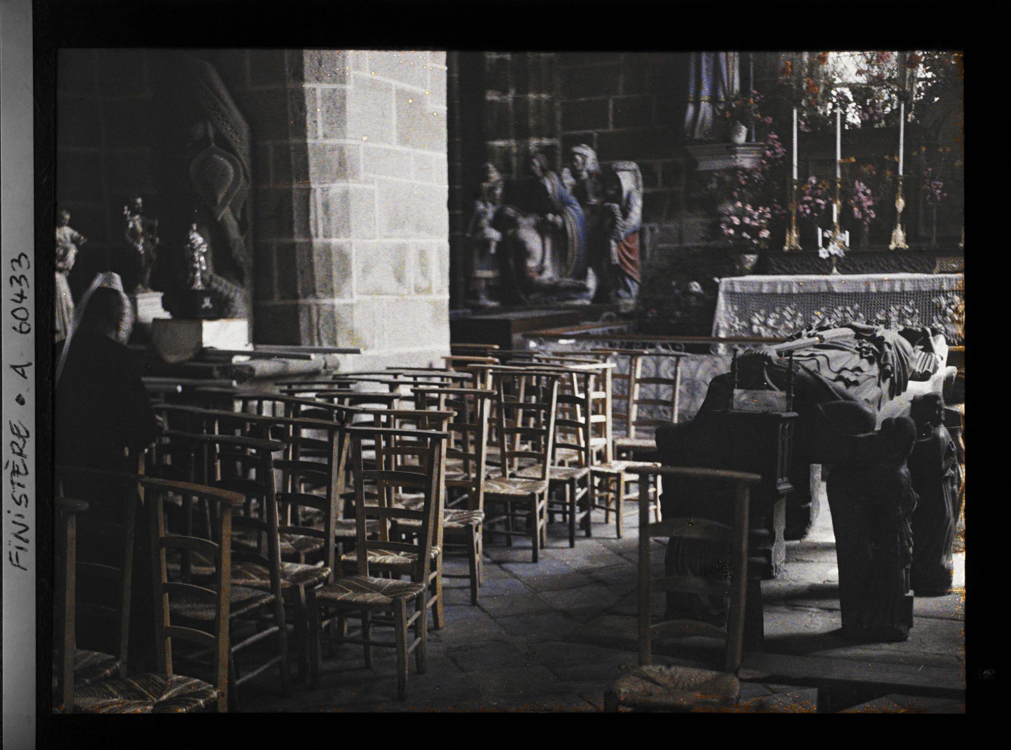 Image représentant Intérieur de la chapelle du Pénity avec à droite le tombeau de saint Ronan