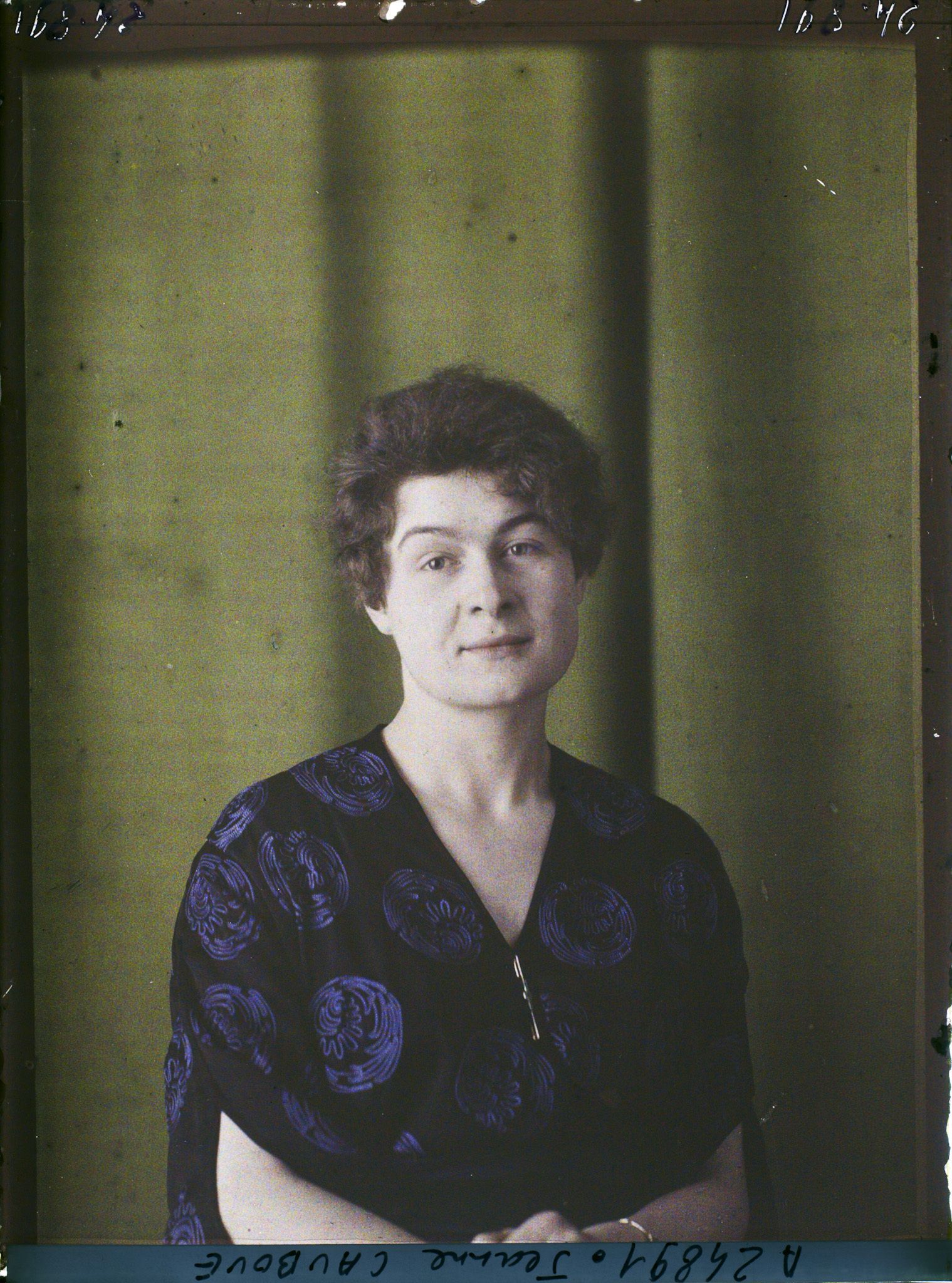 Image représentant https://musee-albert-kahn.s-museum.fr/home/NWQ2OTAwYzNmYjZlZTk1ZWQwODJmMjY4L2dlbmVyaWMtbm90aWNlLXRhYi9hdXRob3JpdHkvNjE3YTc5ZjVjZjhiODk2OGIzMzM3ZDIx/5d6900c3fb6ee95ed082f268/generic-notice-tab/authority/617a79ebcf8b8968b3336a44 Madame Jeanne Cauboue