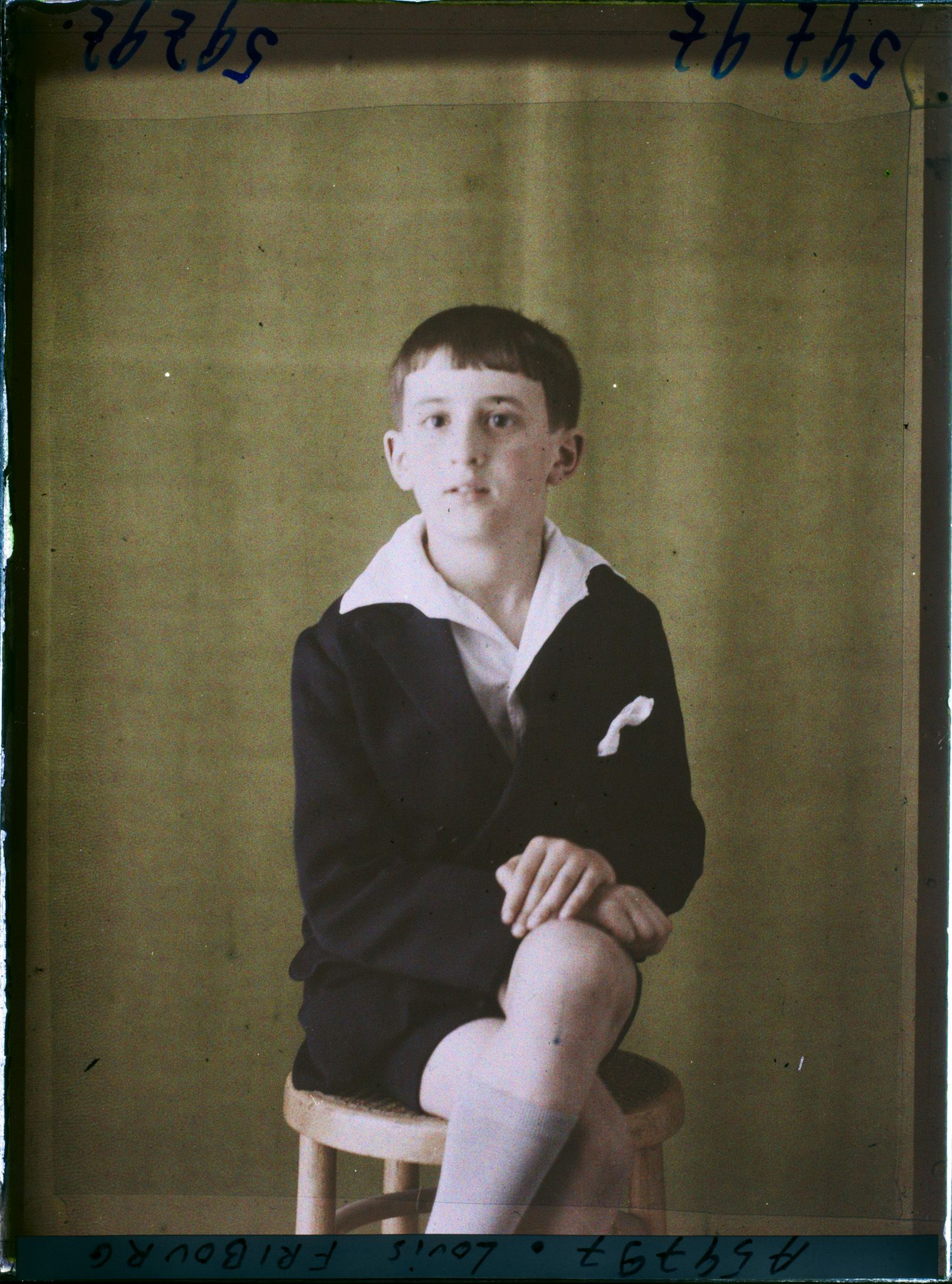 Image représentant https://musee-albert-kahn.s-museum.fr/home/NWQ2OTAwYzNmYjZlZTk1ZWQwODJmMjY4L2dlbmVyaWMtbm90aWNlLXRhYi9hdXRob3JpdHkvNjE3YTc5ZjVjZjhiODk2OGIzMzM3ZDIx/5d6900c3fb6ee95ed082f268/generic-notice-tab/authority/617a79ebcf8b8968b3336d75 Enfant Louis Fribourg