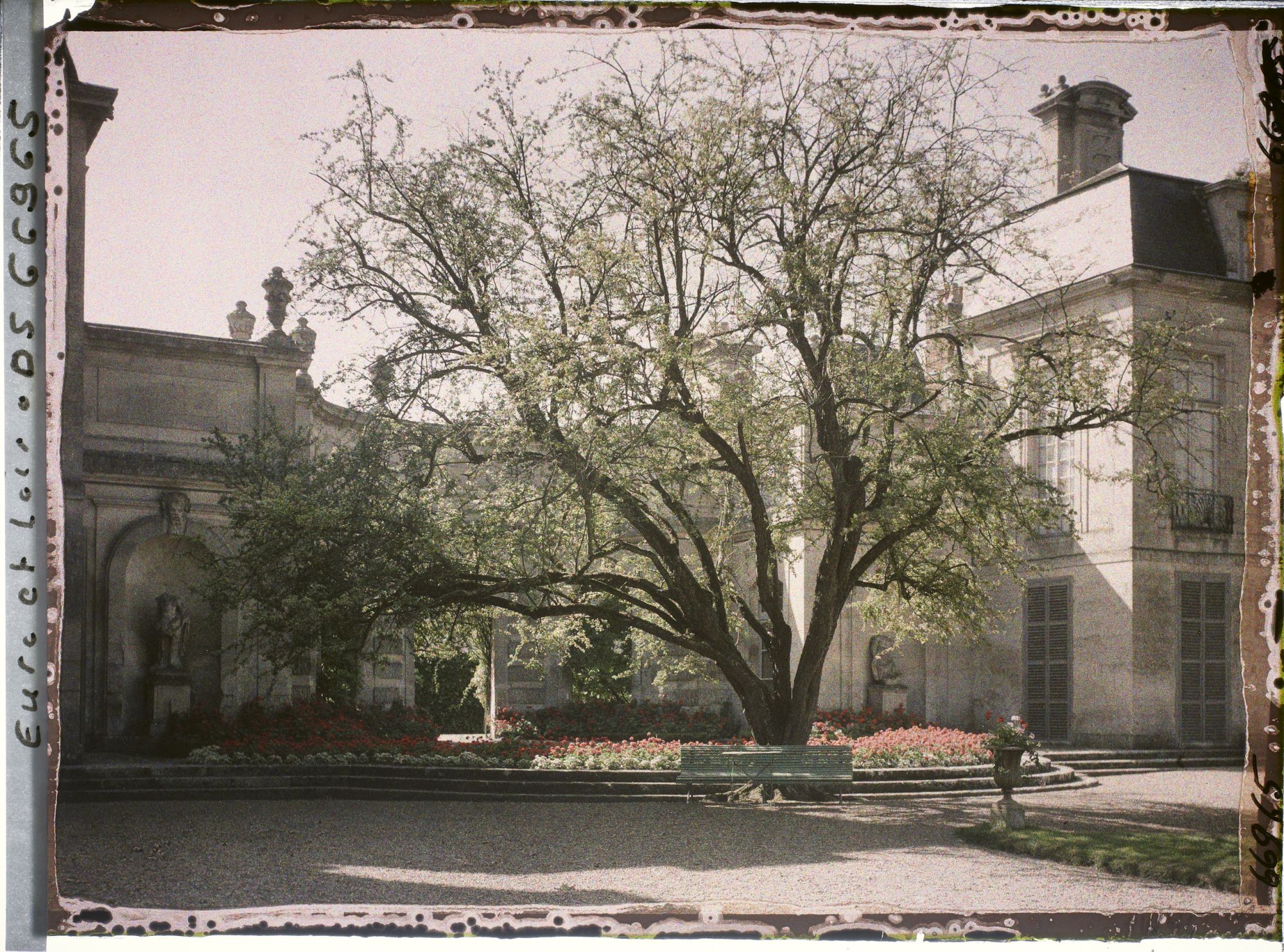 Image représentant Parterre devant l'hemicycle faisant la liaison entre deux pavillons et le château