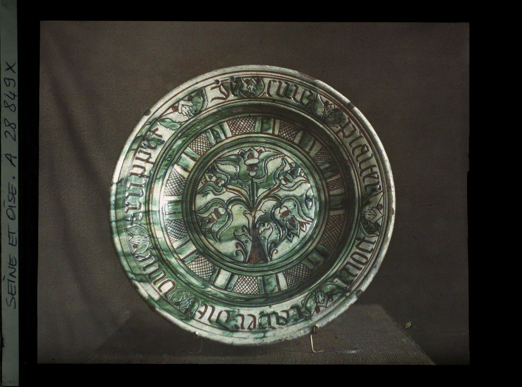 Image représentant Plat en céramique du Beauvaisis du musée de Sèvres