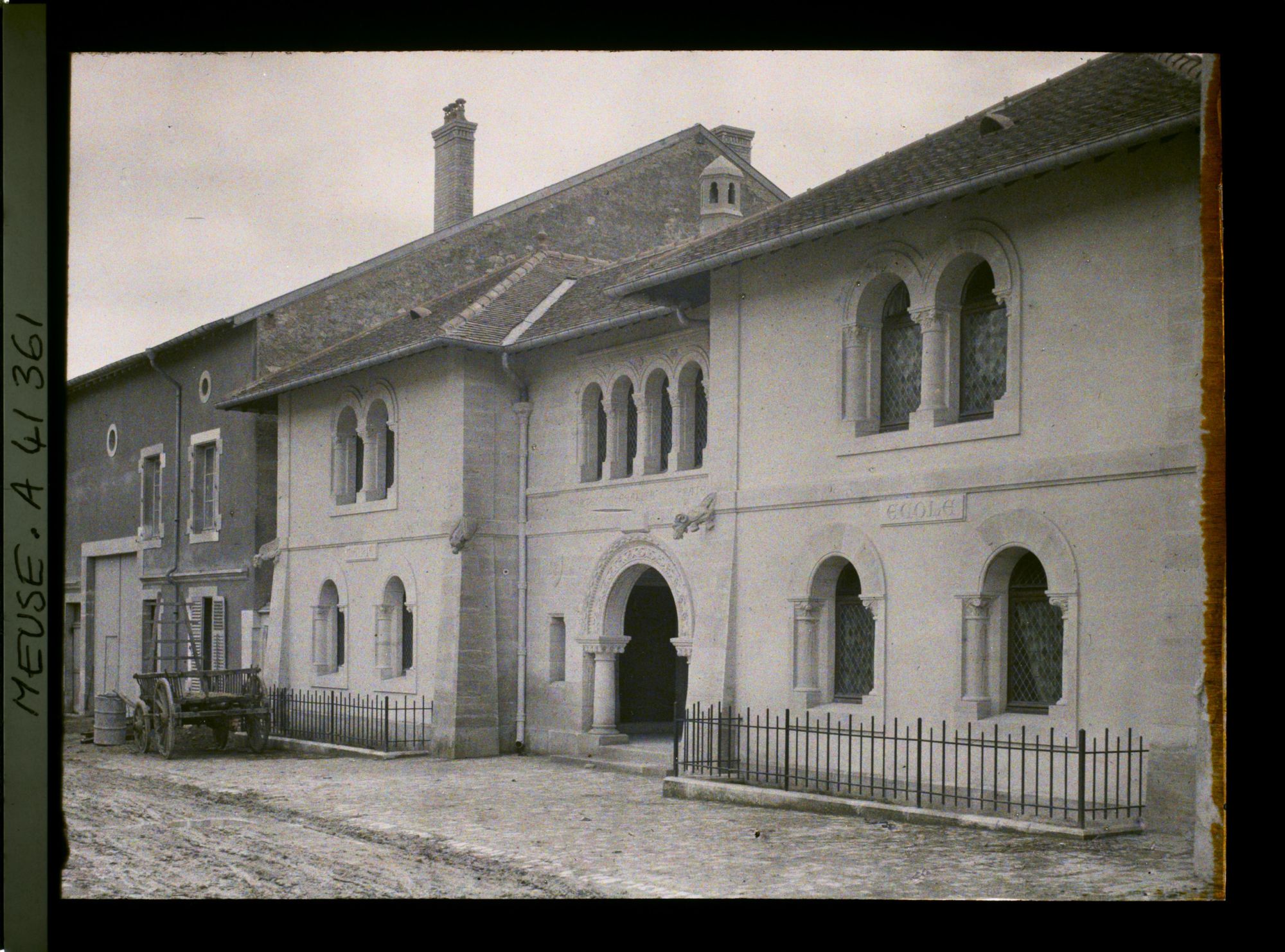 Image représentant France, Vigneulles (Woëvre), Mairie et Ecole