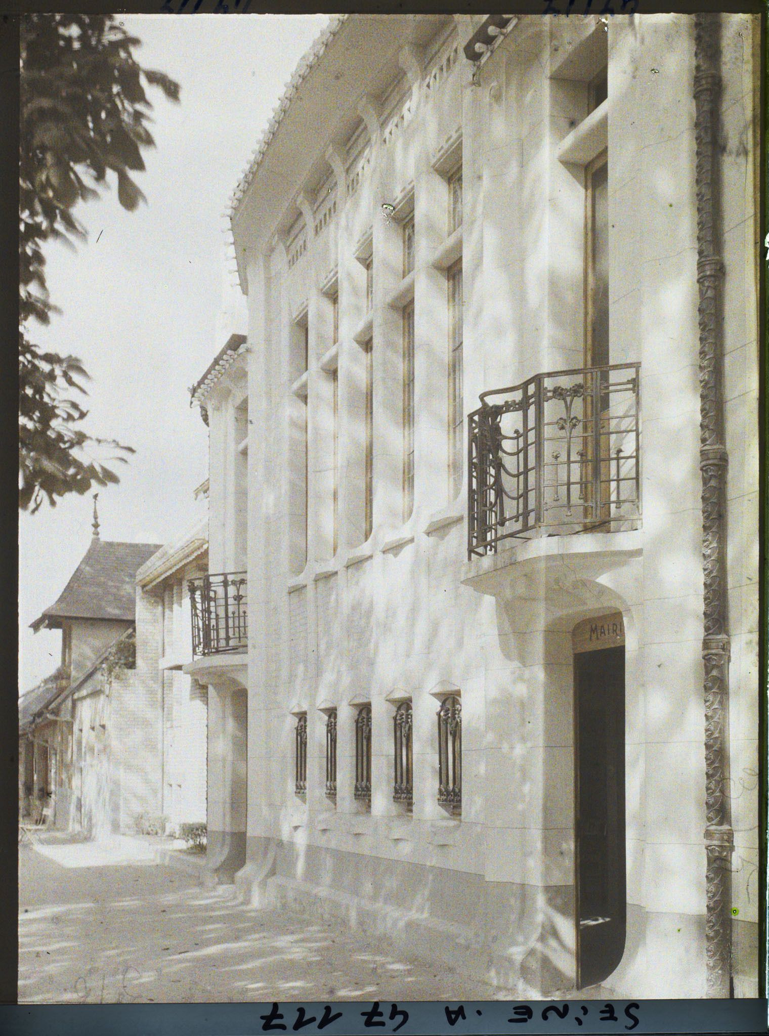 Image représentant L'Exposition des arts décoratifs, La mairie du Village français, architecte Hector Guimard