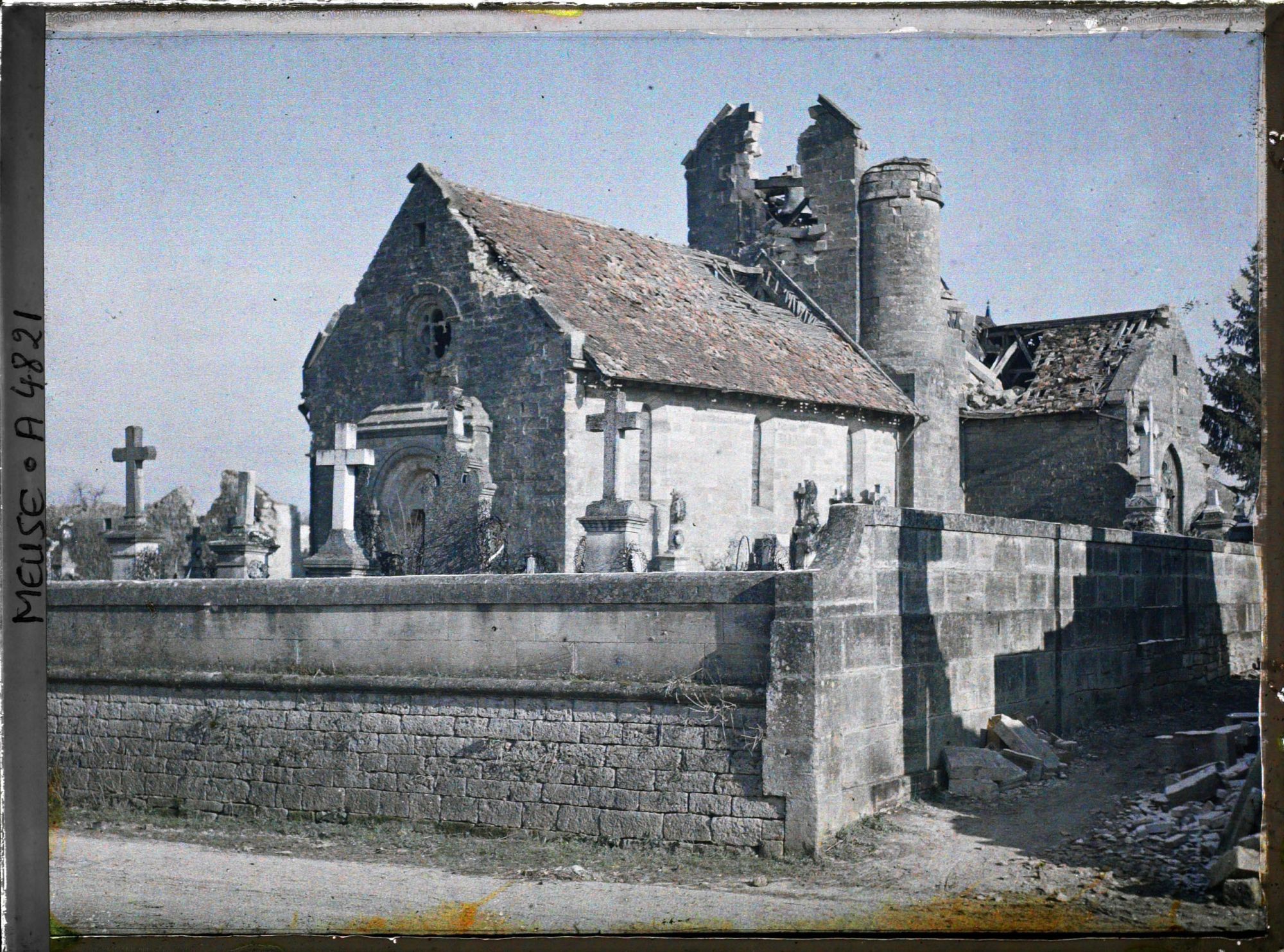 Image représentant L'église et le cimetière