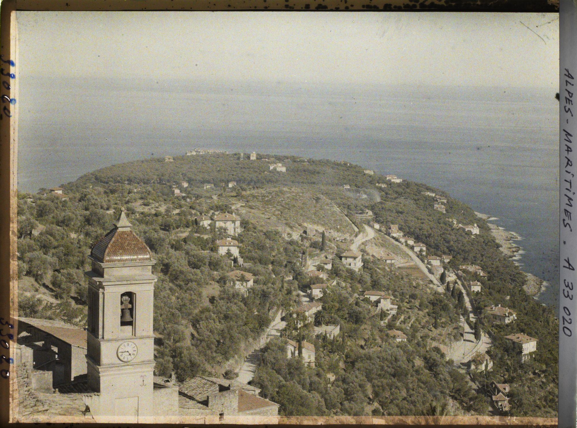 Image représentant Le clocher de Roquebrune avec une vue panoramique sur le cap Martin