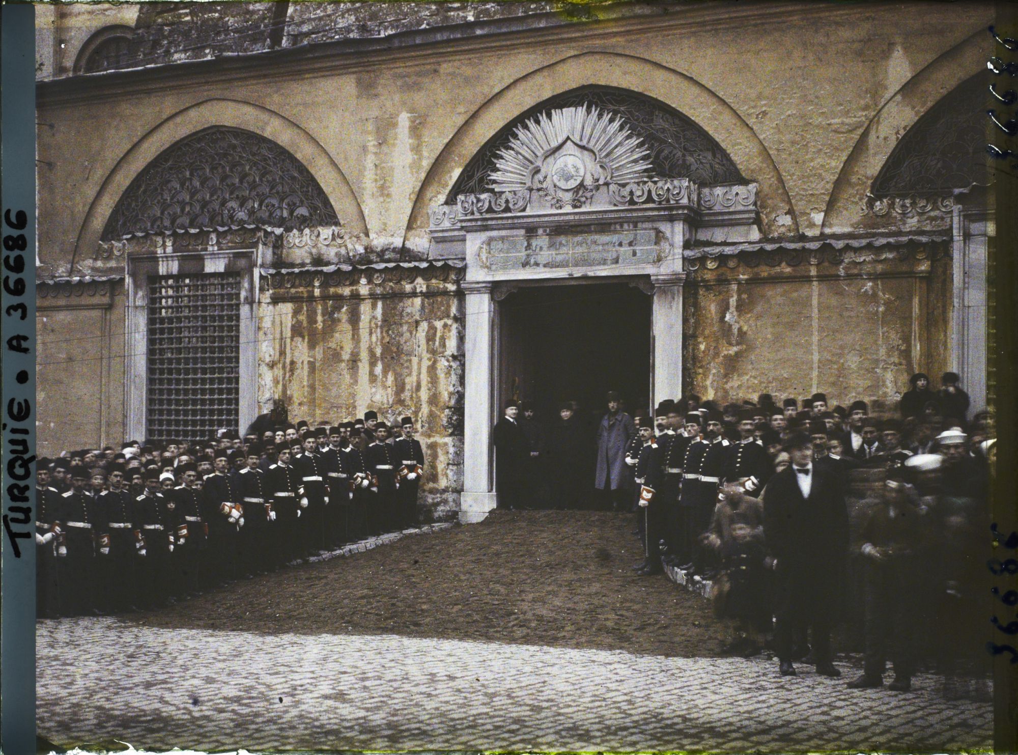 Image représentant Turquie, Constantinople, Entrée de Ste Sophie au 1er Selamlik du Calife Abdul-Medjid