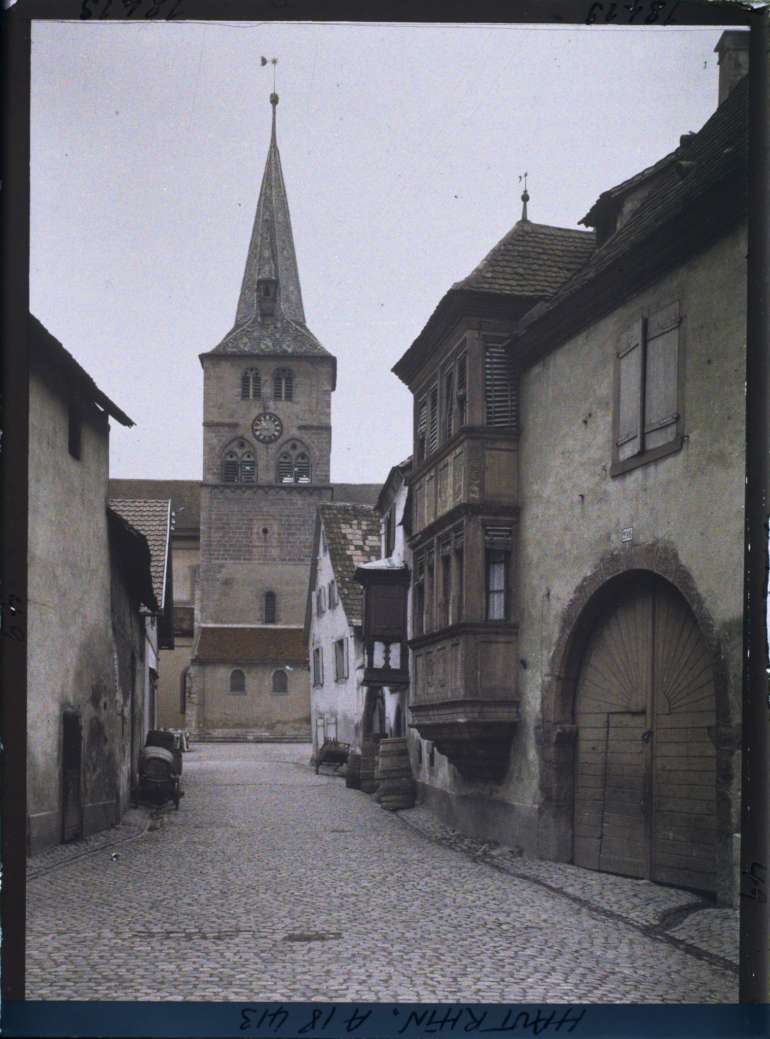 Image représentant France, Turkheim, La rue Vickramm et l'Eglise même sujet de plus loin