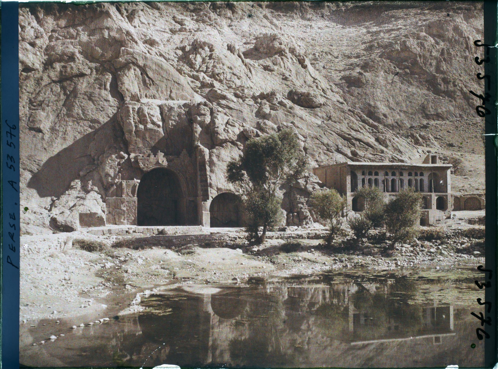 Image représentant Ensemble de grottes d'époque sassanide (IVe au VIe siècle après J.-C.)