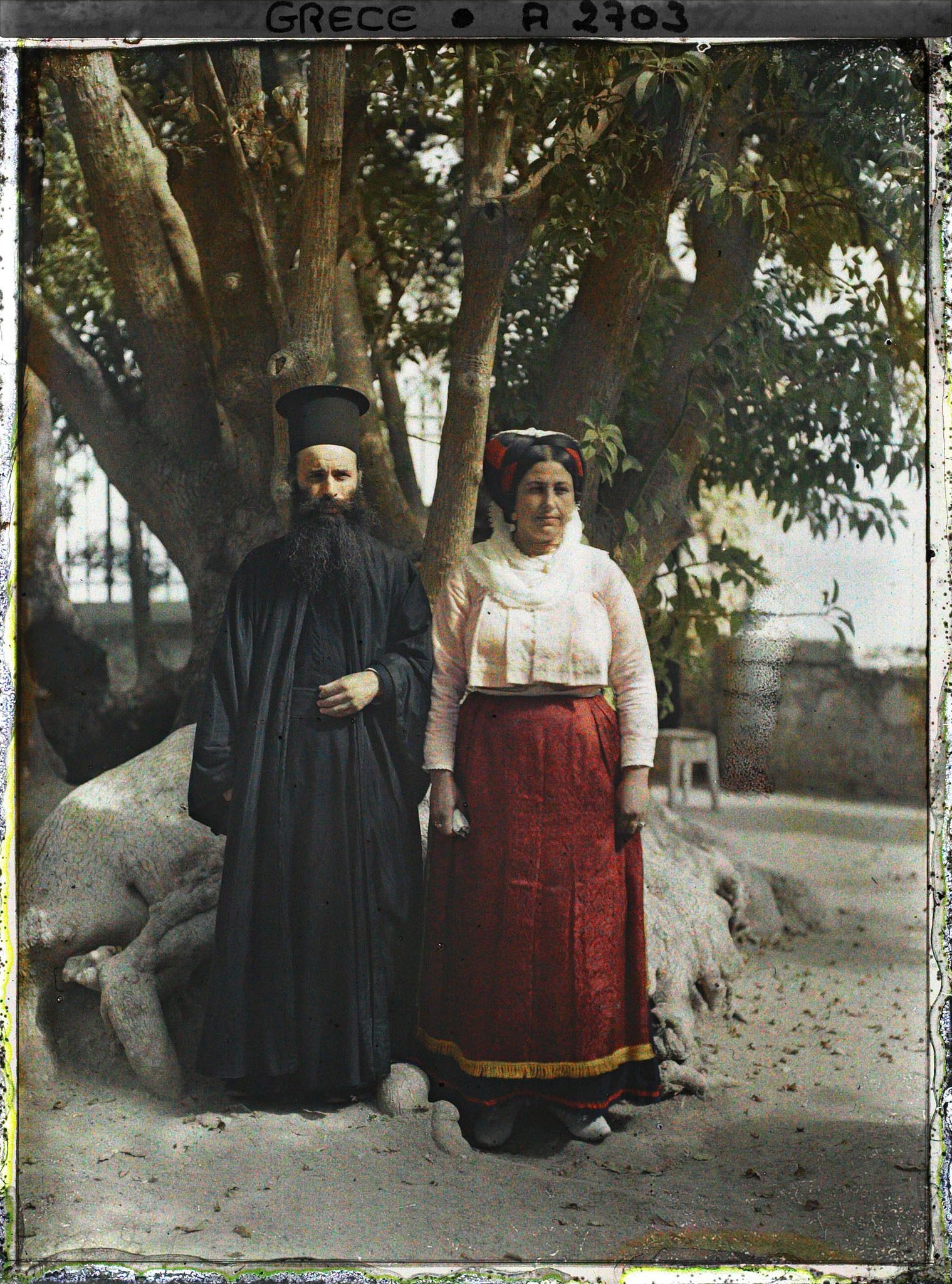 Image représentant Un pope et sa femme en habits traditionnels