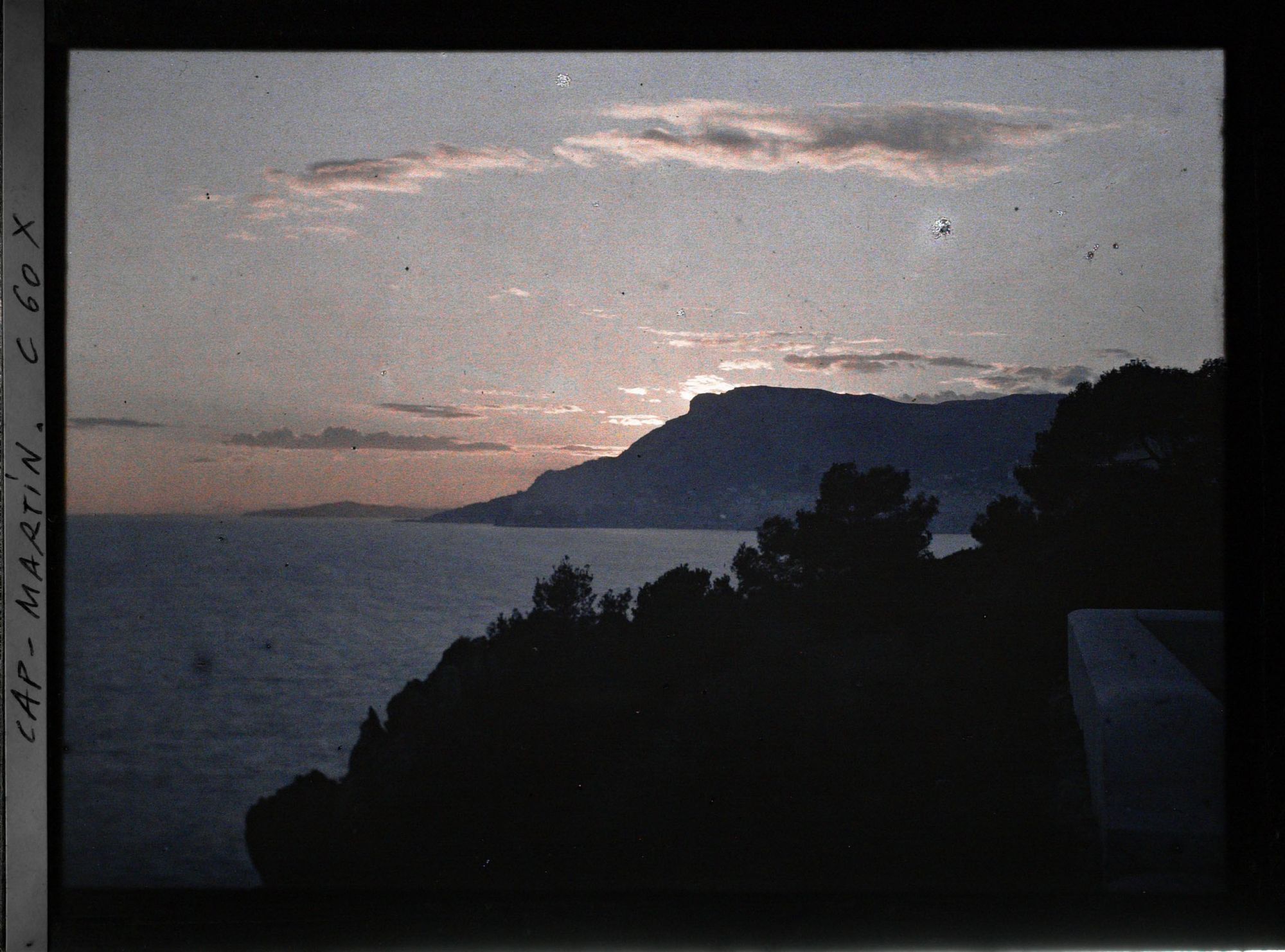 Image représentant Coin de muret de la terrasse inférieure de la villa Kahn dite villa Zamir, vu à contre-jour