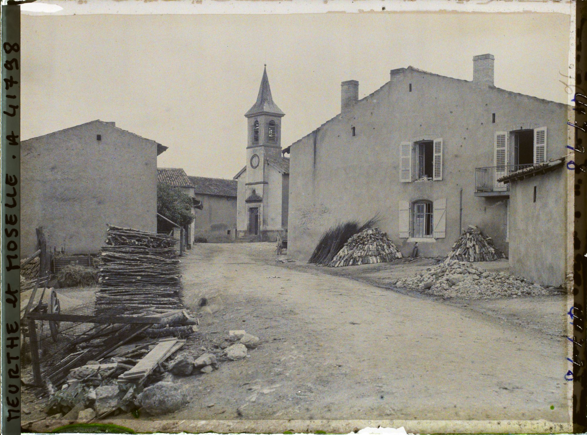 Image représentant France, Lamath, Rue du Village vers l'Eglise