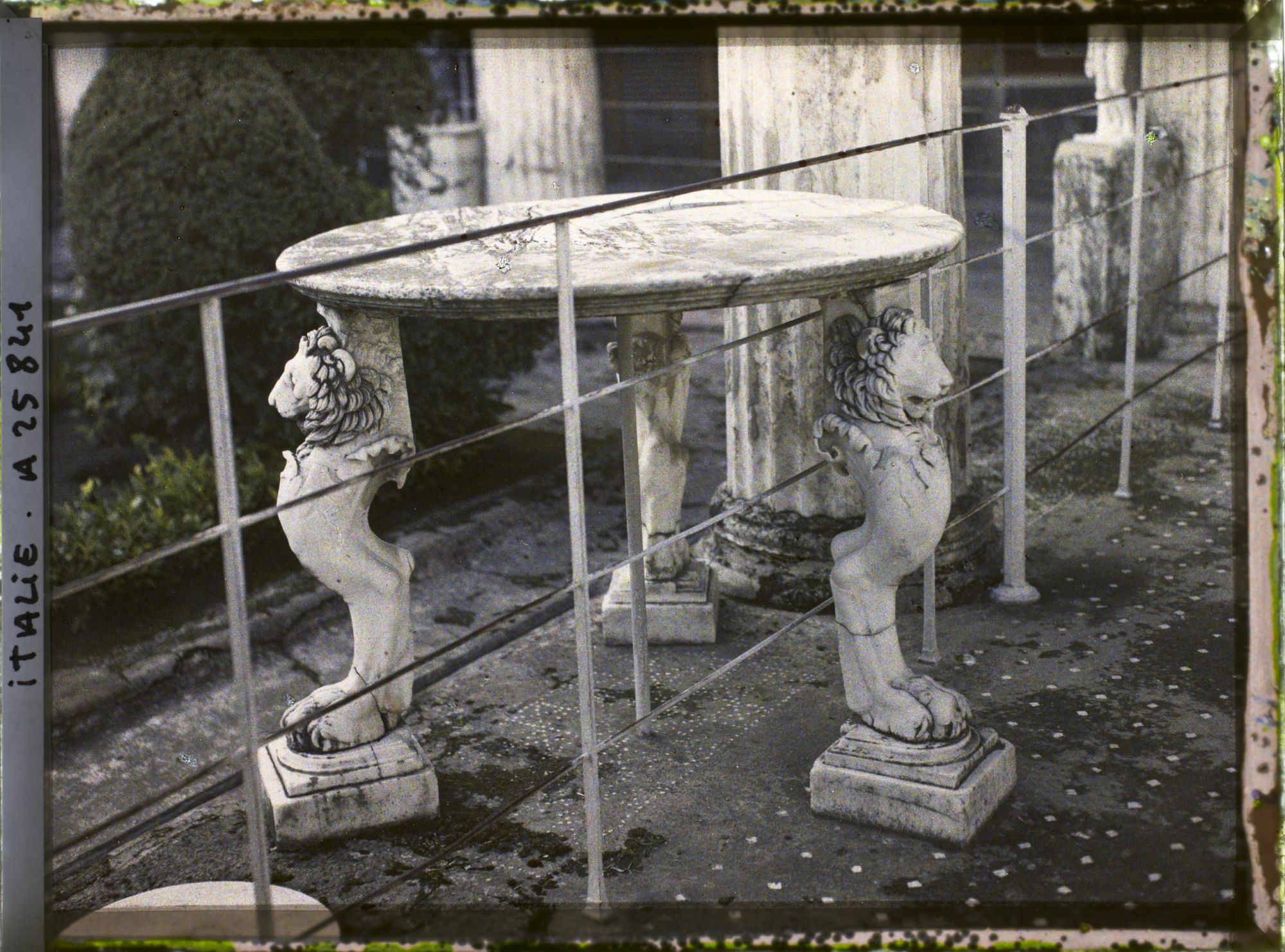 Image représentant Maison des Vettii table de marbre avec pieds sculptés