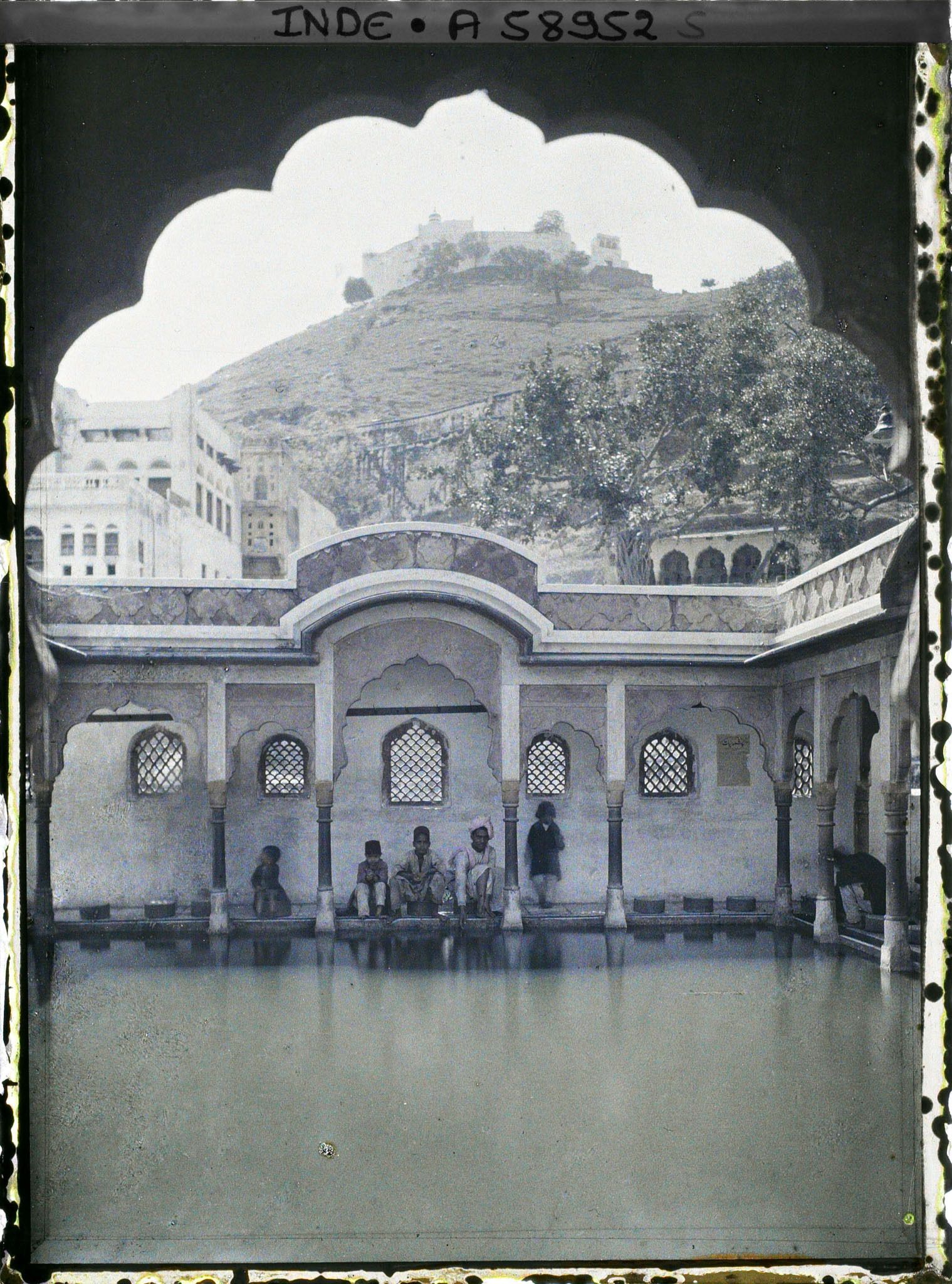 Image représentant Le bassin d'ablutions du dargâh Sharif