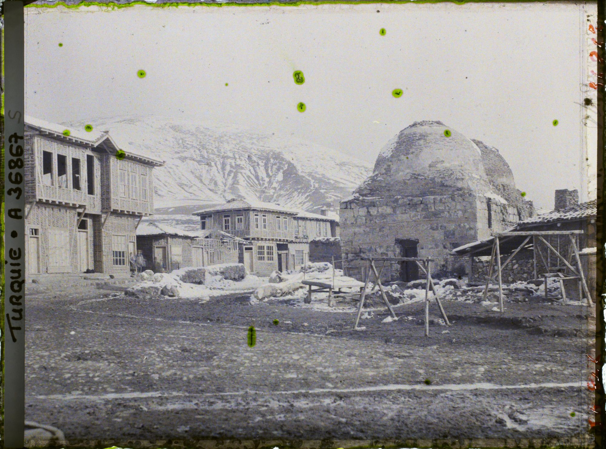 Image représentant Vieux bains (à gauche) et maisons récentes