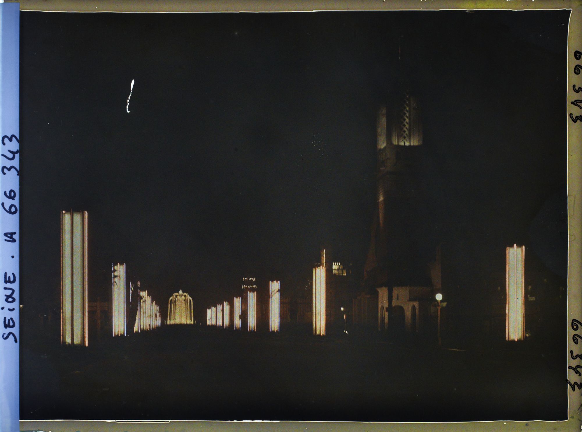 Image représentant L'Exposition Coloniale Internationale de 1931, les illuminations de la Grande Avenue des Colonies Françaises