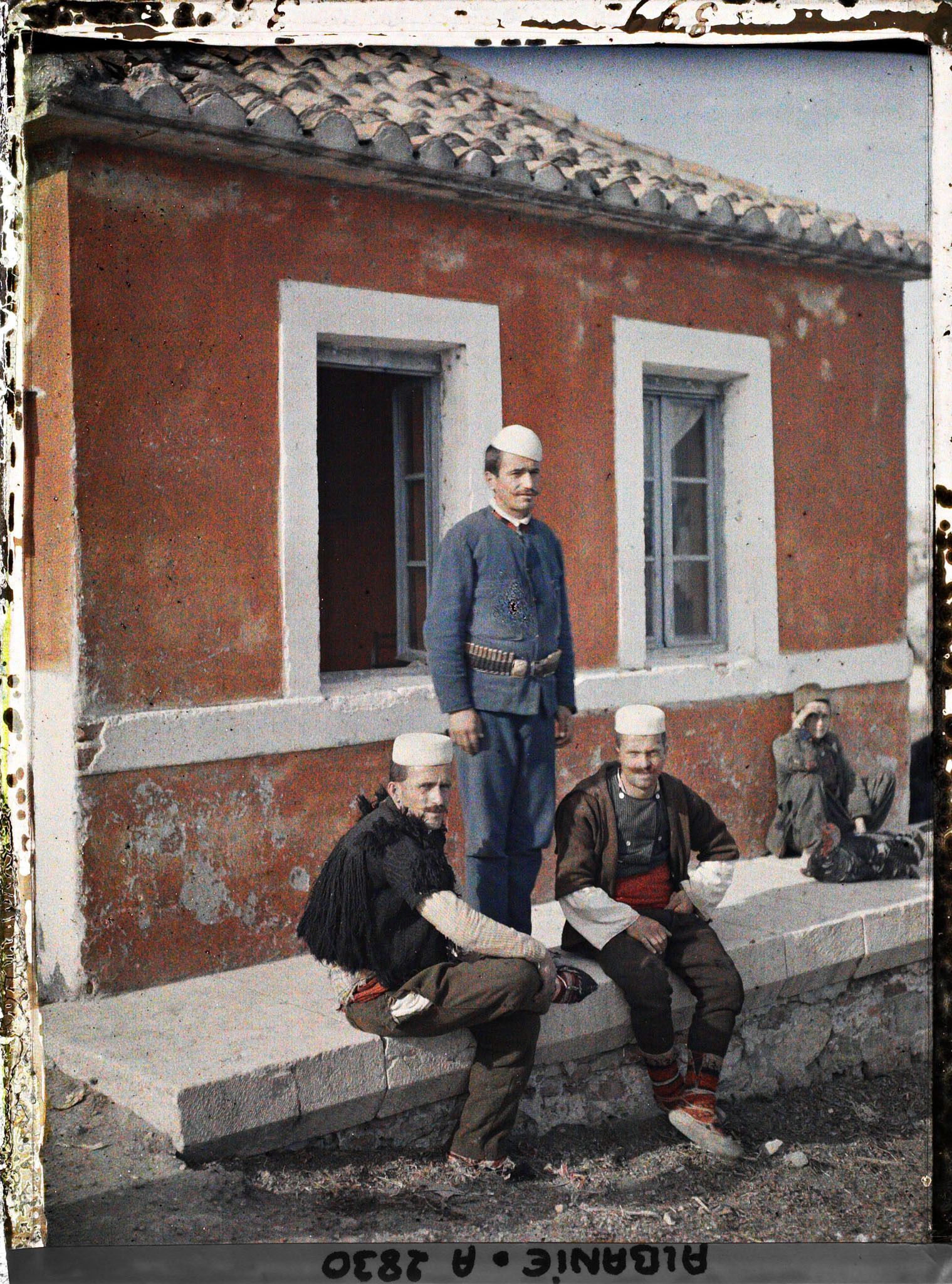 Image représentant Trois Albanais de Dibra et un gendarme