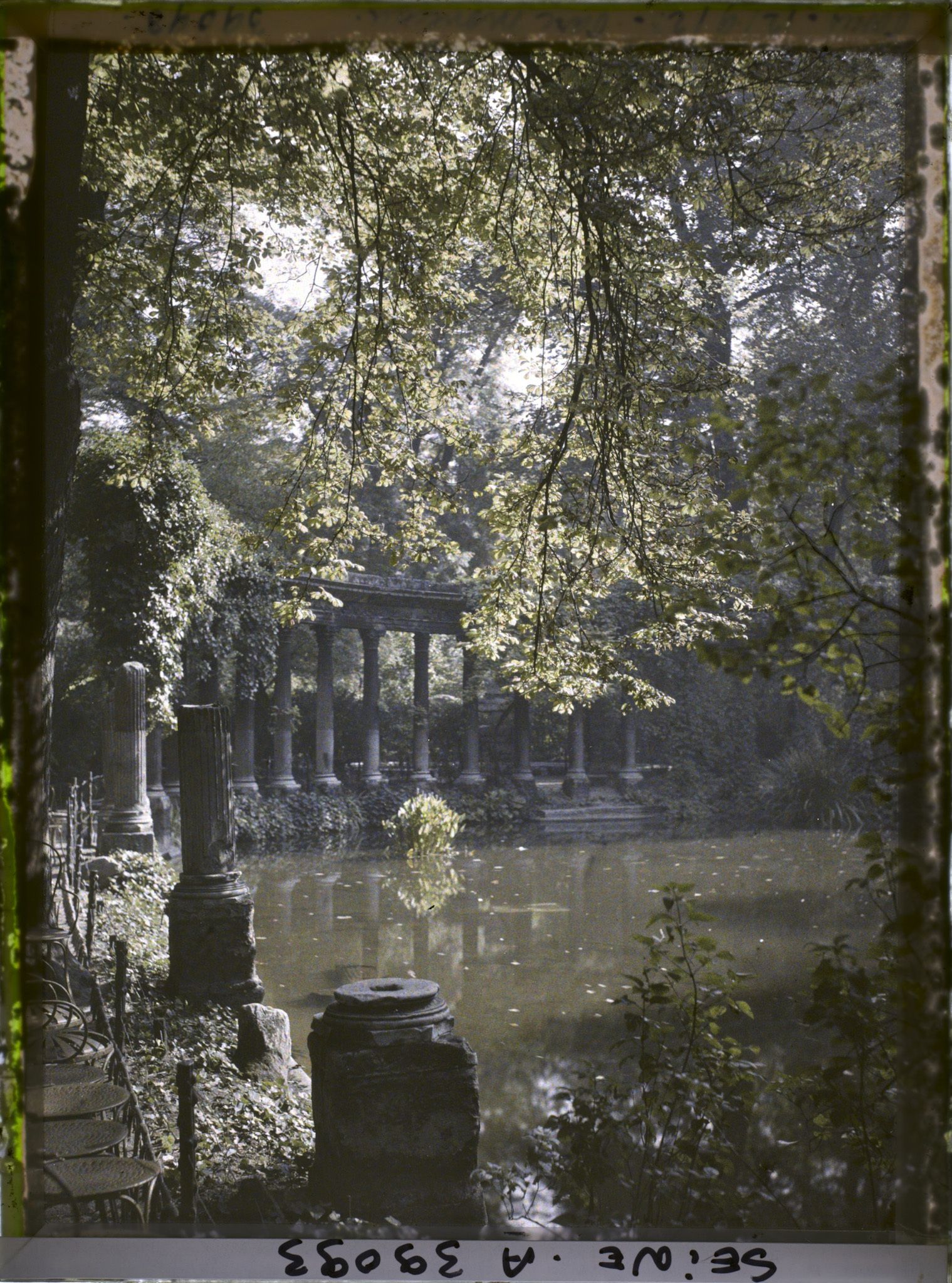 Image représentant Colonnade dans le parc Monceau, la Naumachie