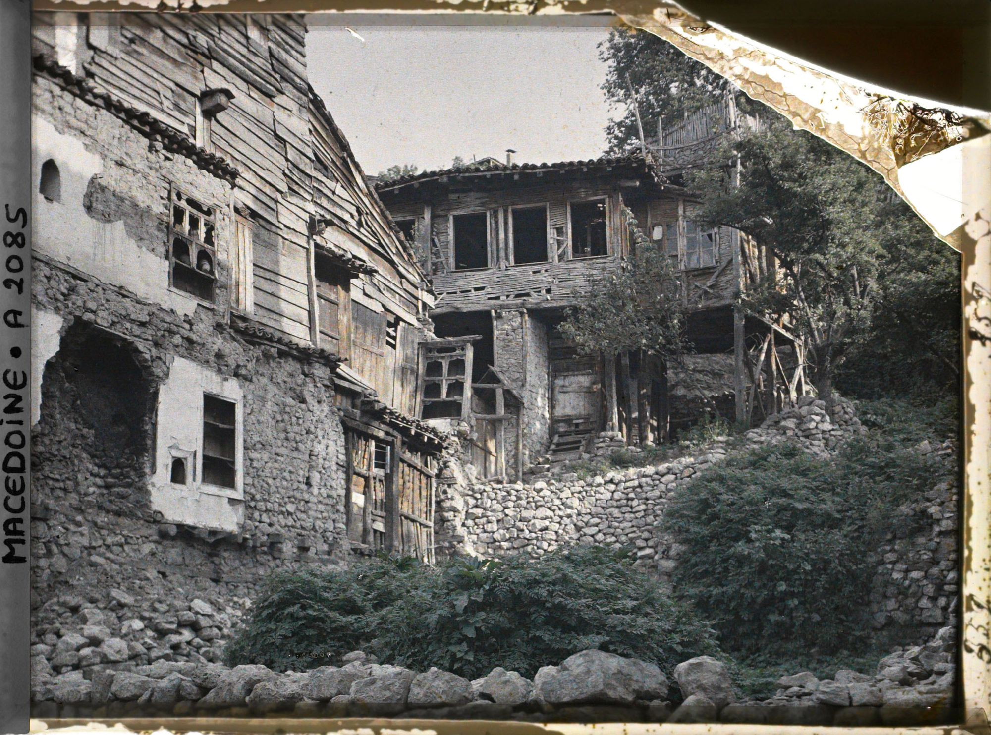 Image représentant Maison éventrée avec petites armoires aux murs