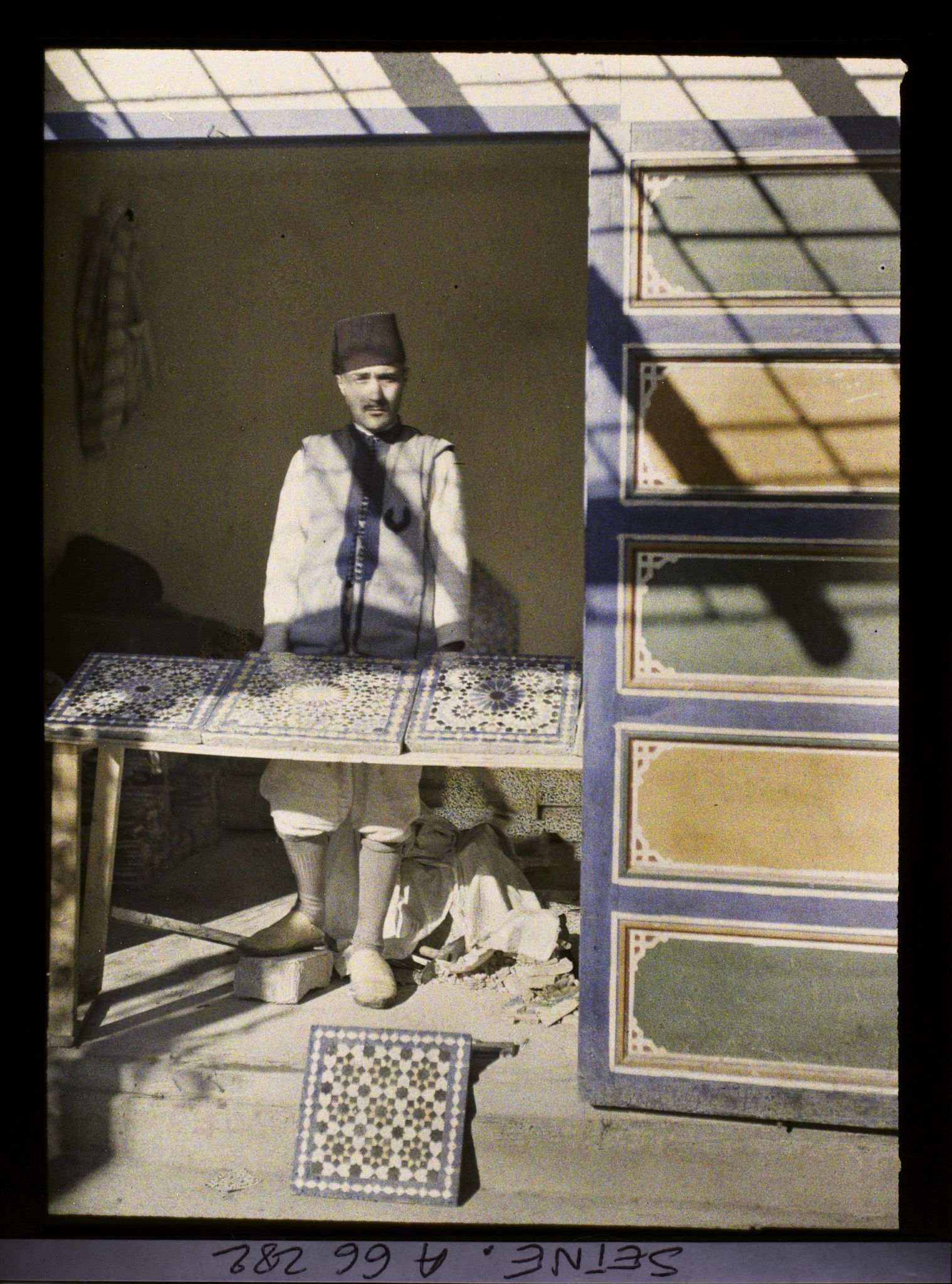 Image représentant L'Exposition Coloniale Internationale de 1931, marchands de cuivres marocains