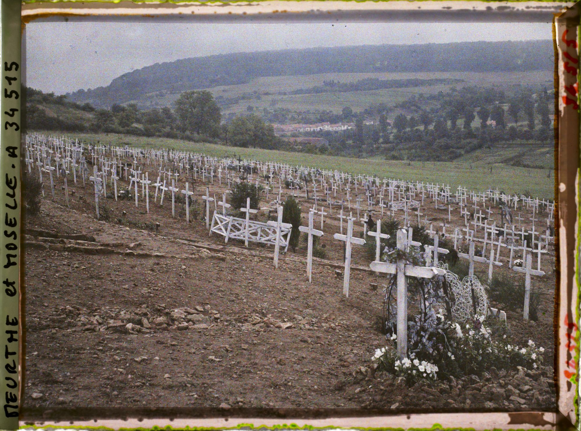 Image représentant France, Bois Le Prêtre, La Cimetière du Pétant et, au fond, le Village de Montauville