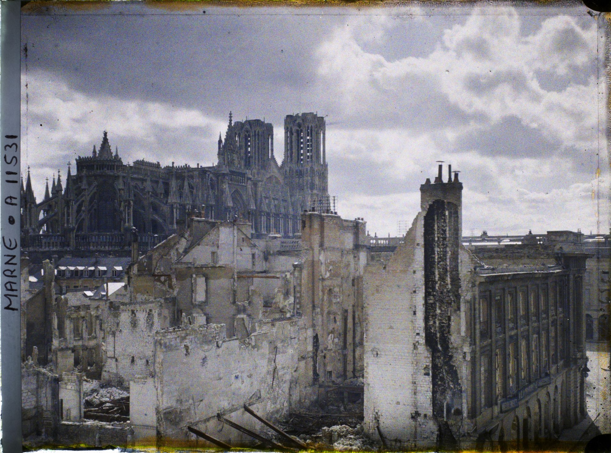 Image représentant Quartier de l'Université en ruine, au fond la cathédrale, à droite la place Royale