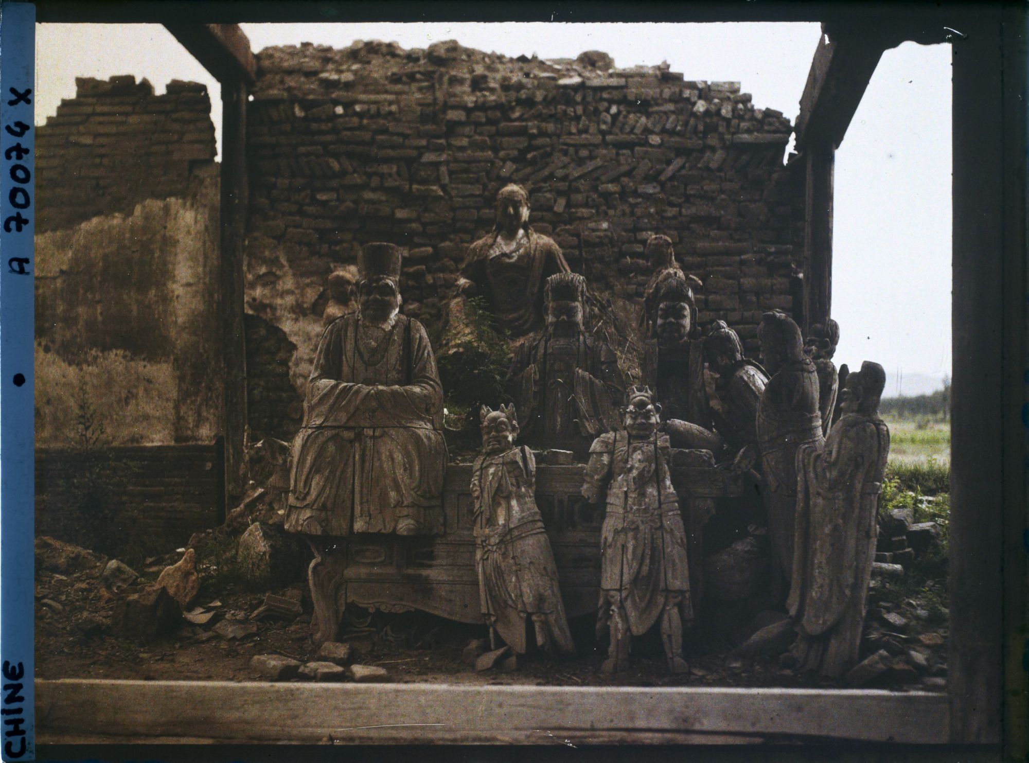 Image représentant Dans les ruines d'un édifice cultuel