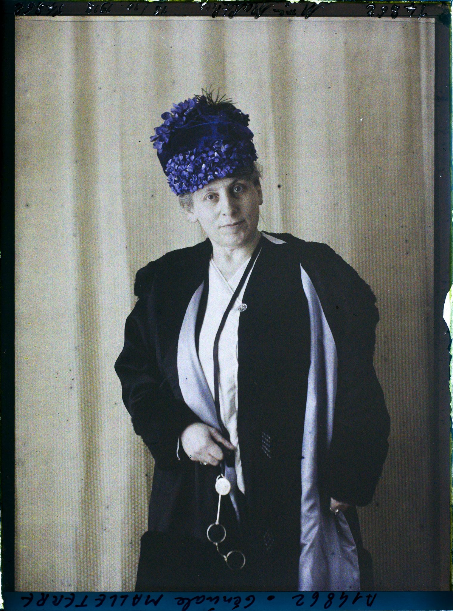 Image représentant https://musee-albert-kahn.s-museum.fr/home/NWQ2OTAwYzNmYjZlZTk1ZWQwODJmMjY4L2dlbmVyaWMtbm90aWNlLXRhYi9hdXRob3JpdHkvNjE3YTc5ZjVjZjhiODk2OGIzMzM3ZDIx/5d6900c3fb6ee95ed082f268/generic-notice-tab/authority/617a79ebcf8b8968b333732a Madame Gabriel Malleterre