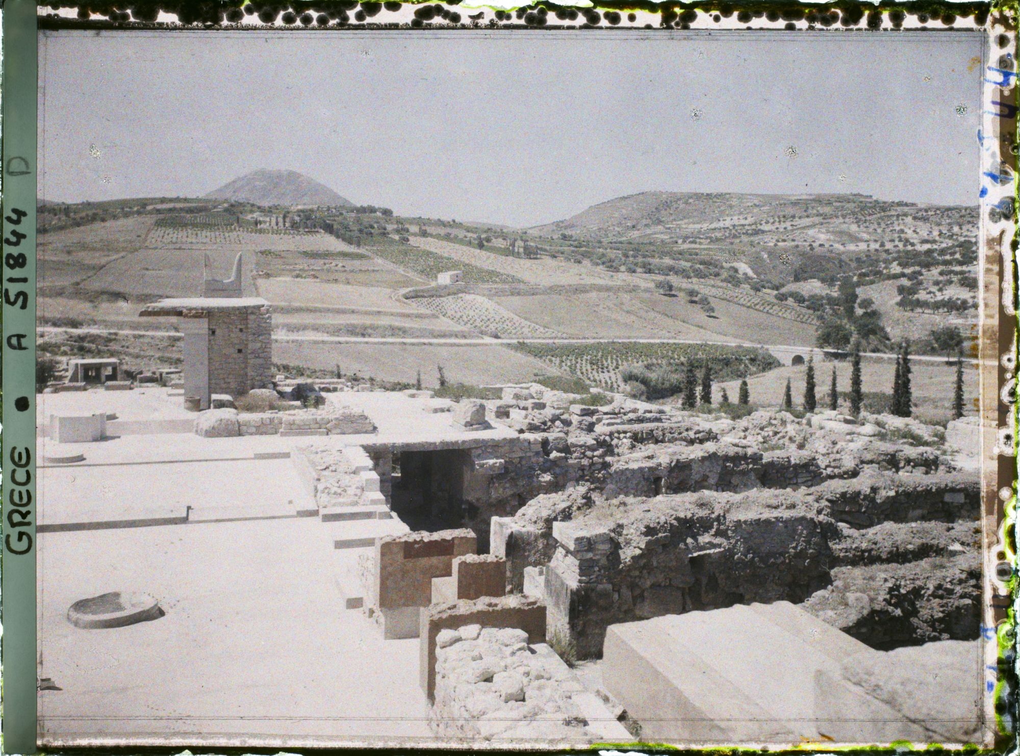 Image représentant Vue vers le sud, ruines des magasins et édifices (surmontés de cornes de taureau), des Propylées sud (entrée) du Palais