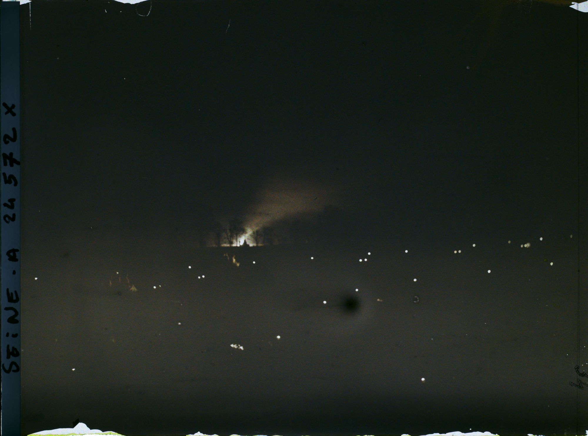 Image représentant La place de la Concorde la nuit, à l'occasion du Cinquantenaire de la IIIe République