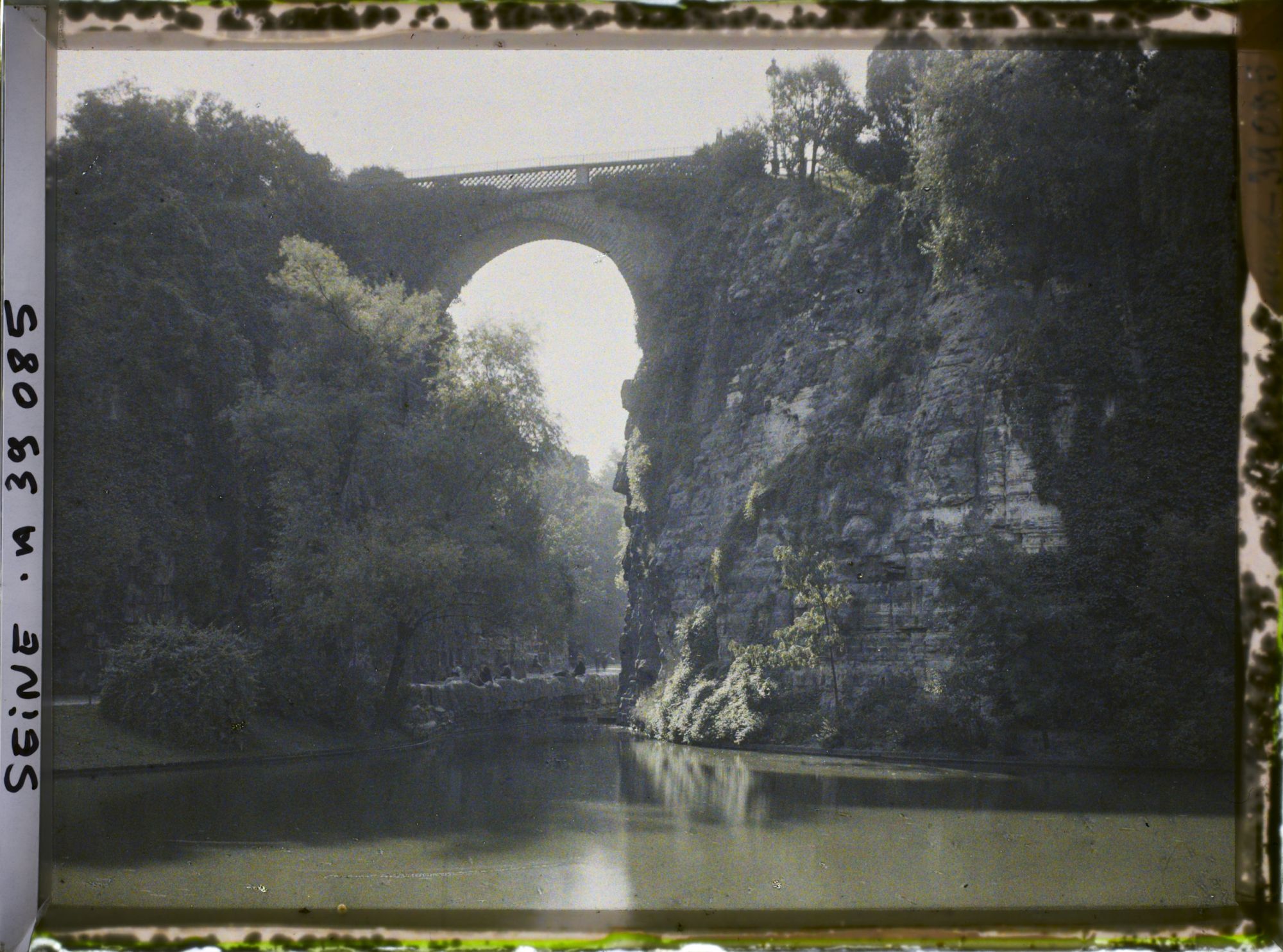 Image représentant Le parc des Buttes Chaumont, le pont des Suicidés