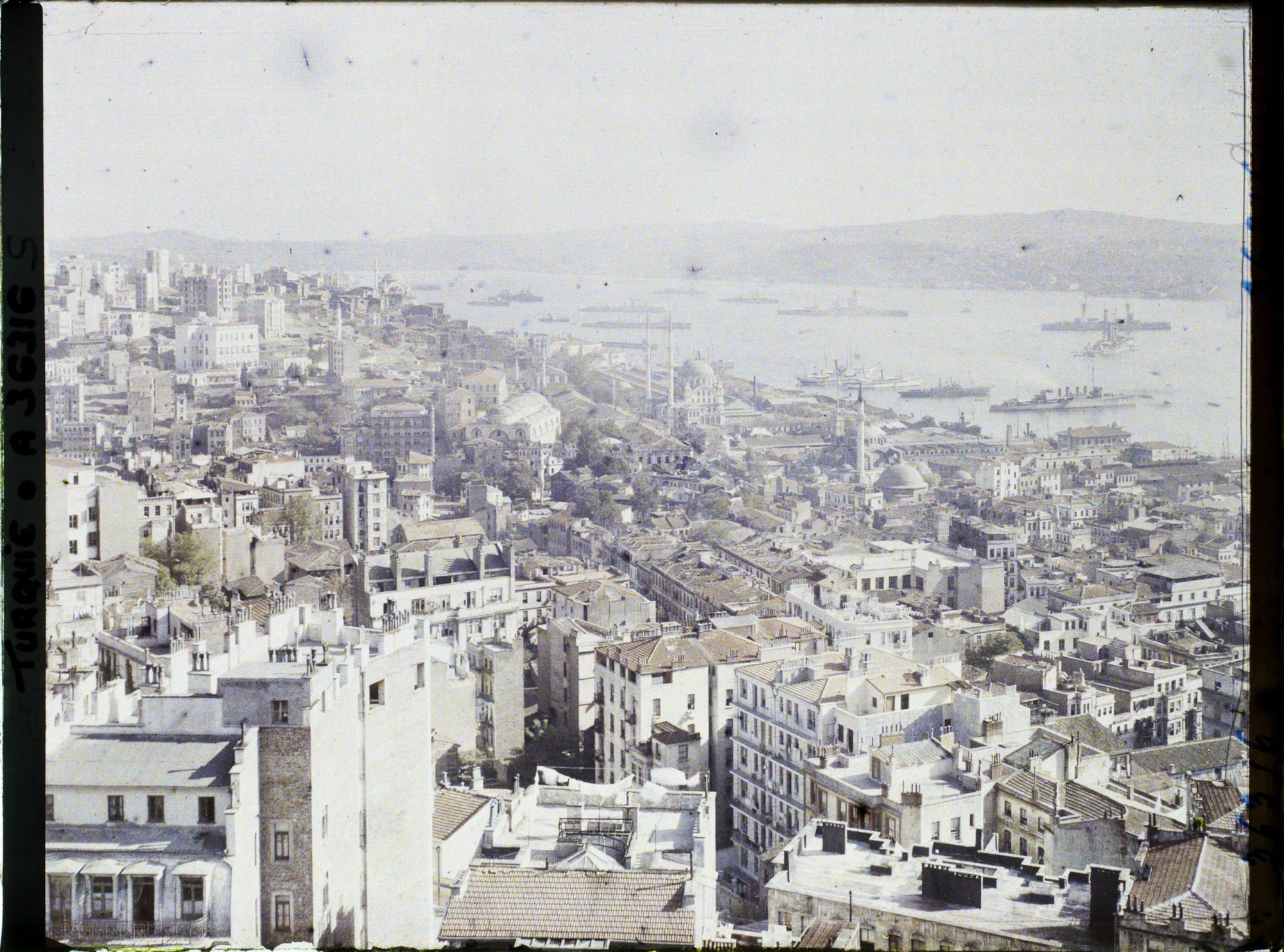 Image représentant Panorama sur le bas de la Corne d'Or et l'entrée du Bosphore pris de la tour de Galata (rive gauche, nord)