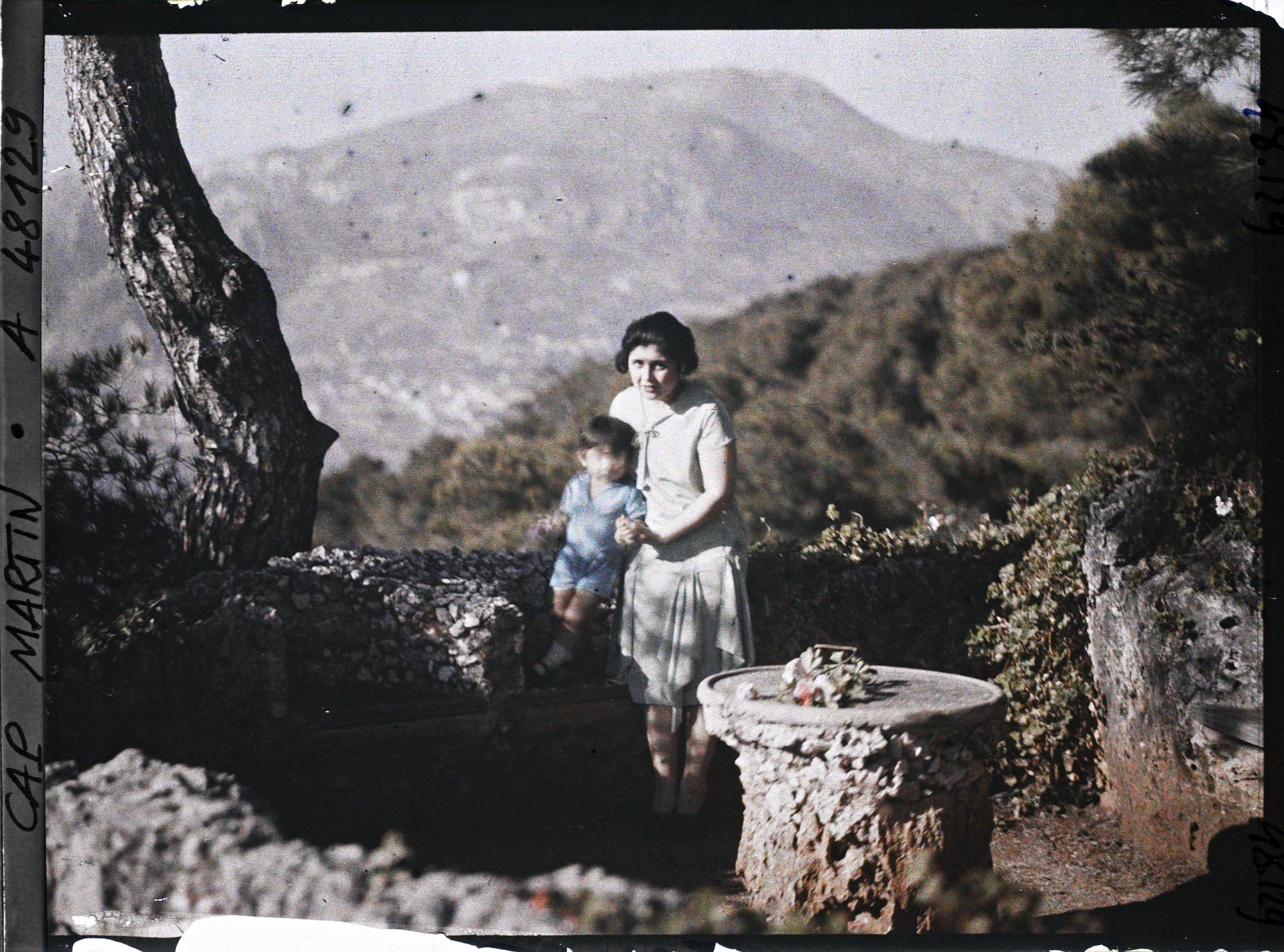 Image représentant Madame Kiyoko Motono, invitée par Albert Kahn, et son fils Xavier