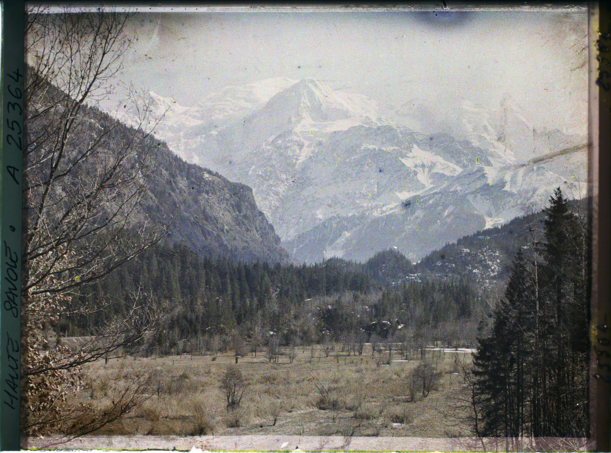 Image représentant France Les Alpes, Vallée de Chamonix ; L'Aige du Midi, le Dôme et l'Aige du Goûter, les Rognes, l'Aige de Biomassay, le Col de Voza et le Glacier de Miage