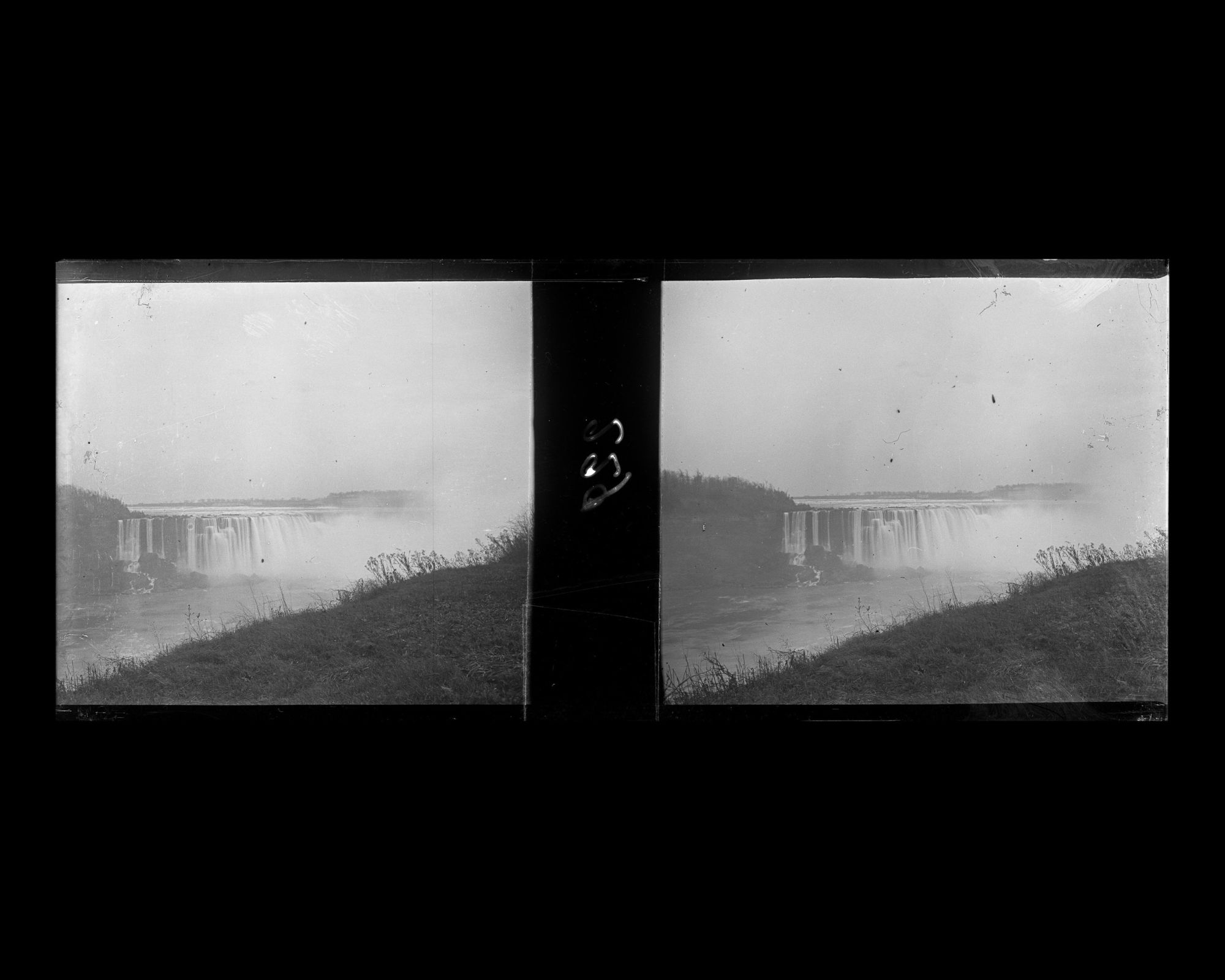 Image représentant Vue de la chute du Fer à Cheval, prise depuis le côté canadien