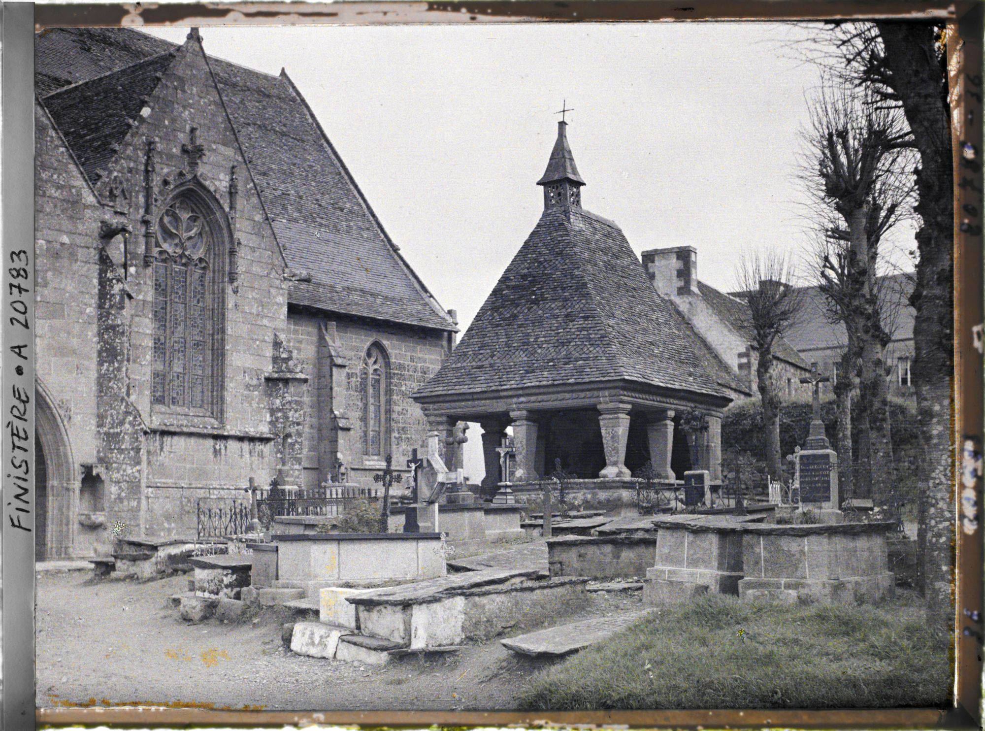 Image représentant A l'intérieur de l'enclos paroissial, l'église Saint-Jean-du-Doigt, le cimetière et l'oratoire