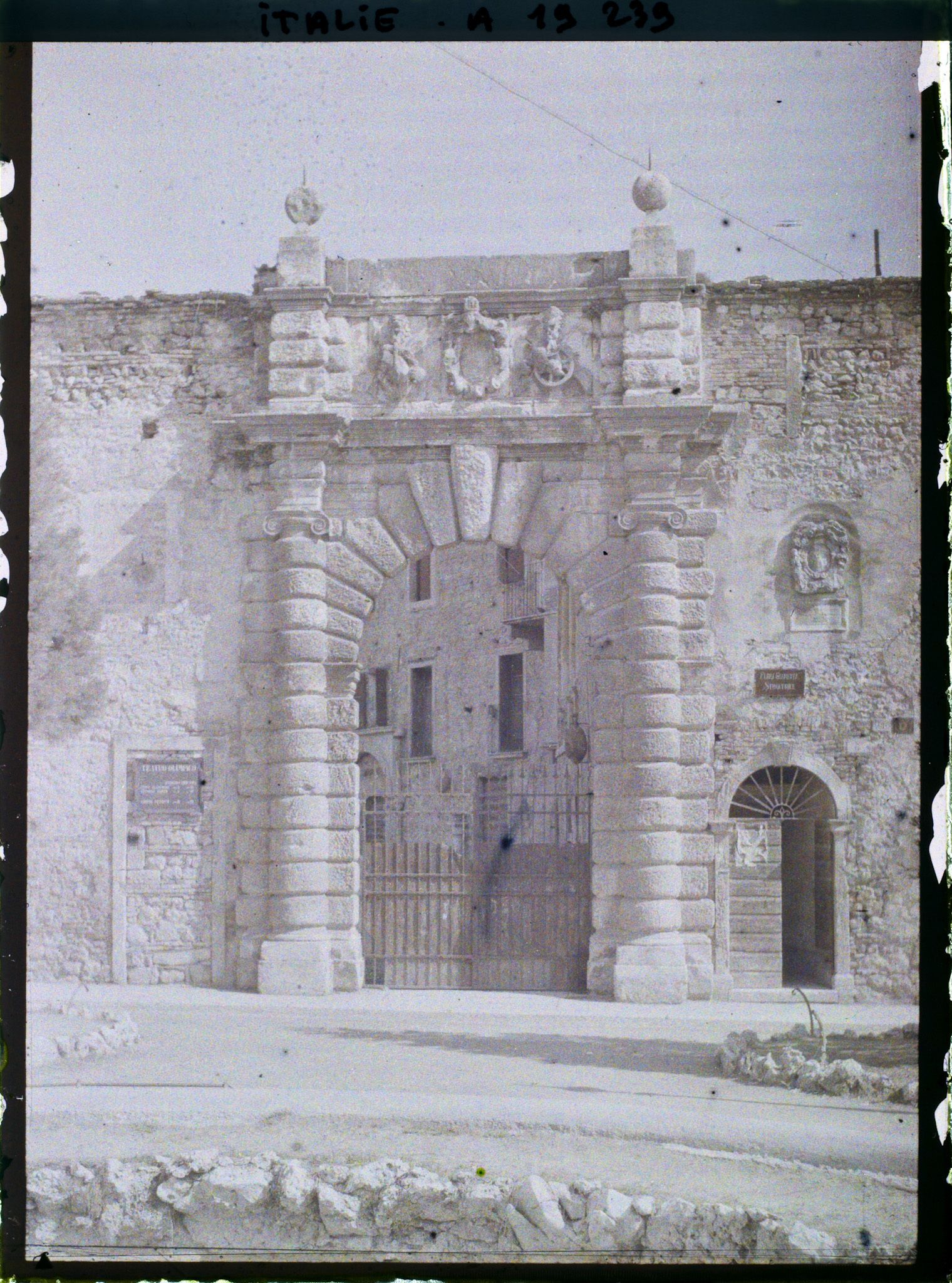 Image représentant Porte d'entrée du théâtre Olympique