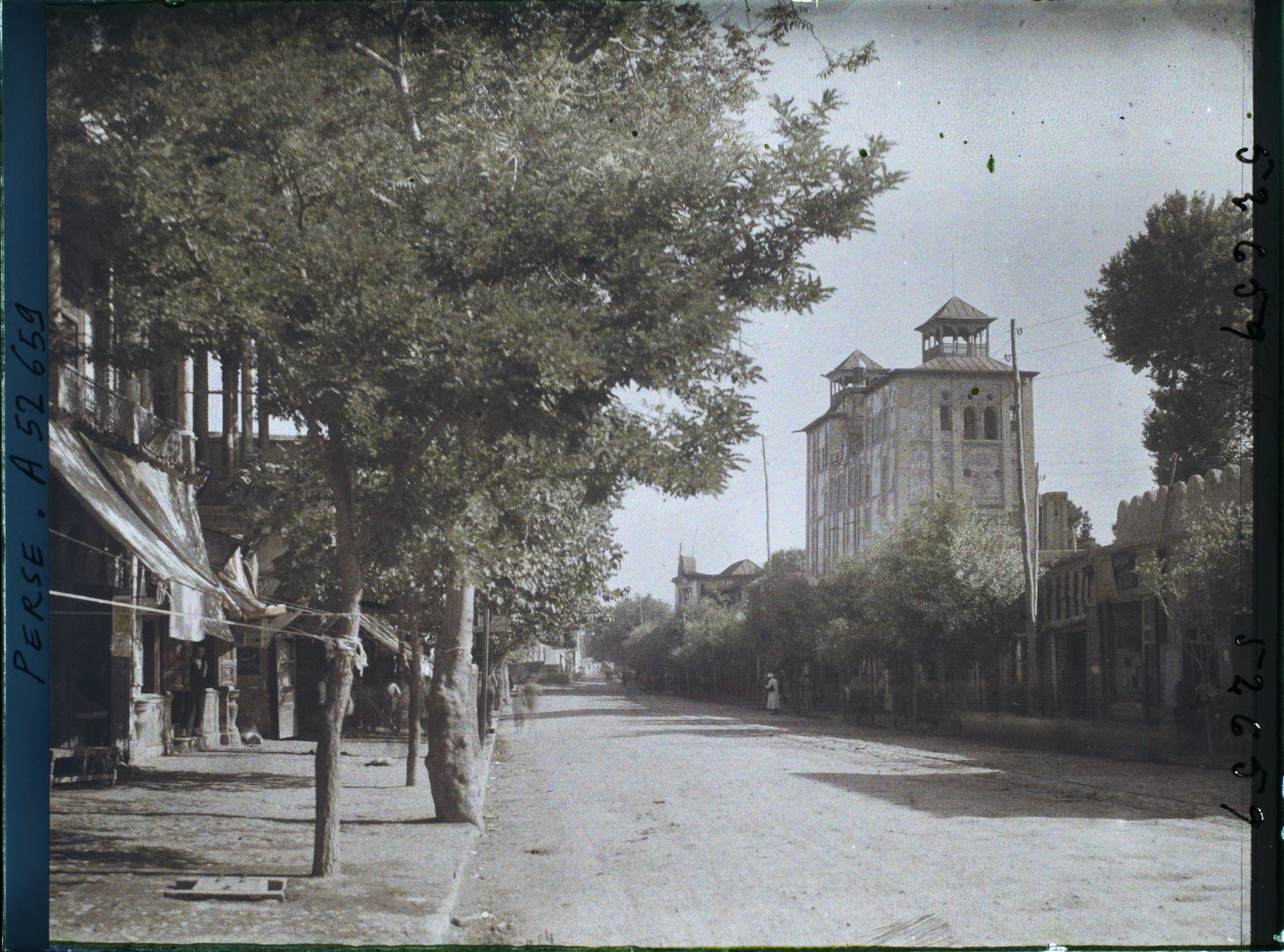 Image représentant L'avenue Nasser Khosrow, grand boulevard ombragé bordant l'Arg (la citadelle royale) dont l'entrée se fait par le Shams-ol Emareh ("Soleil des Palais")