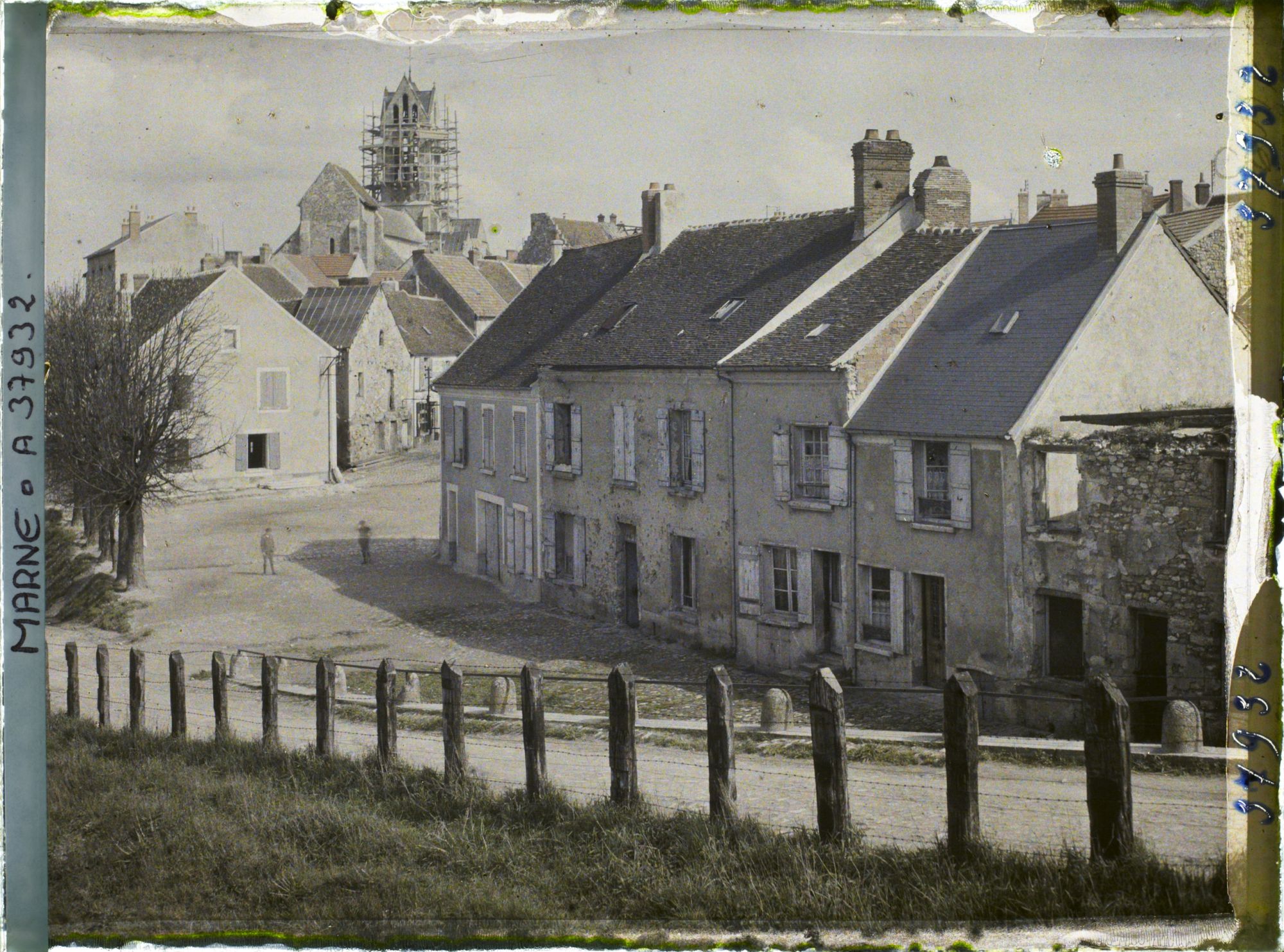 Image représentant France, Dormans, Une vue du Village vers l'Eglise