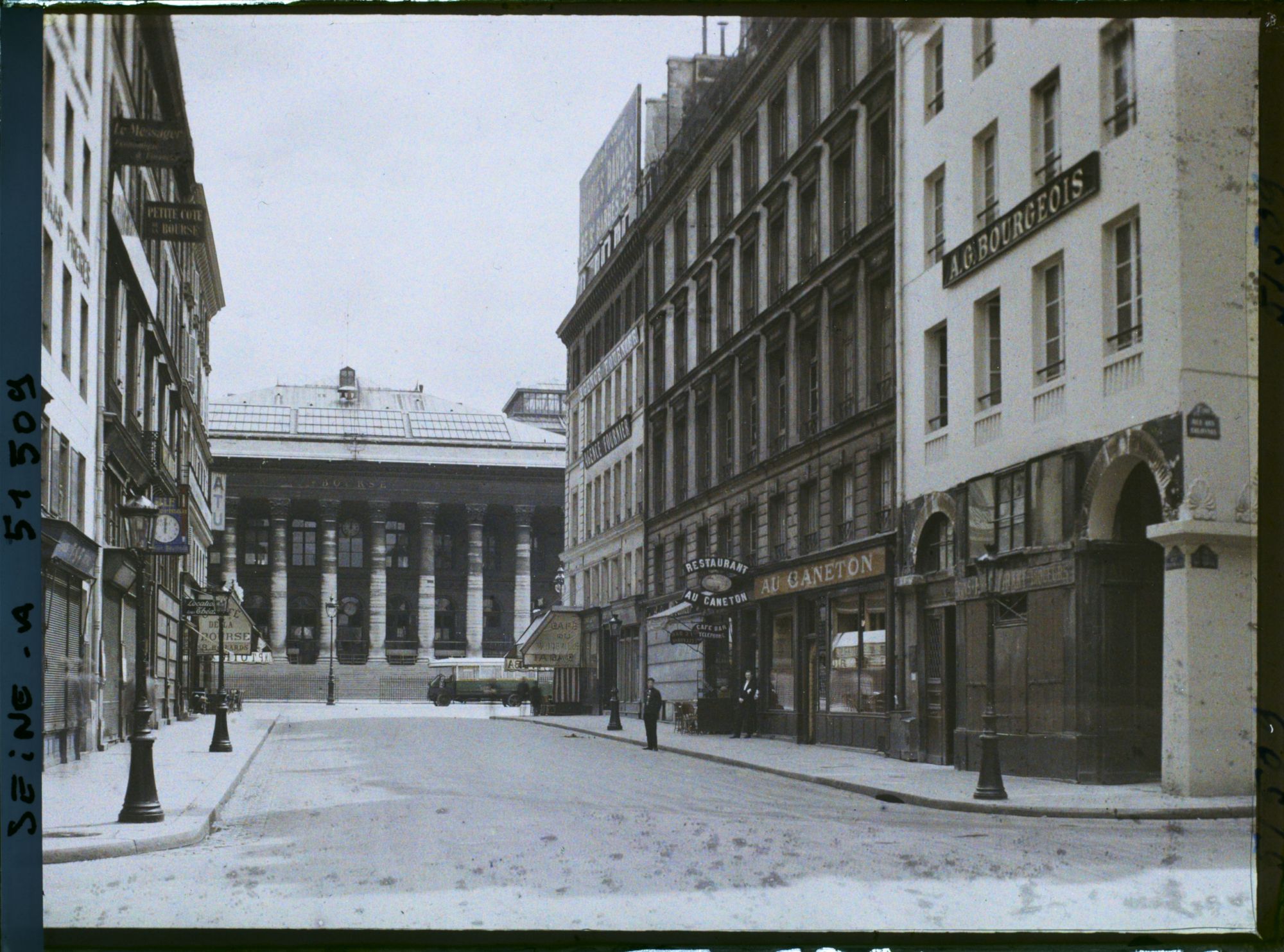 Image représentant La rue de la Bourse et la Bourse de Paris (palais Brongniart) depuis la rue des Colonnes