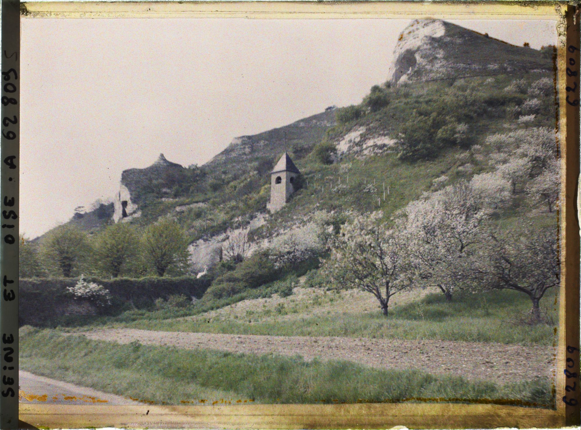 Image représentant Ile de France, Hte Isle, La vieille Eglise creusée dans le rocher