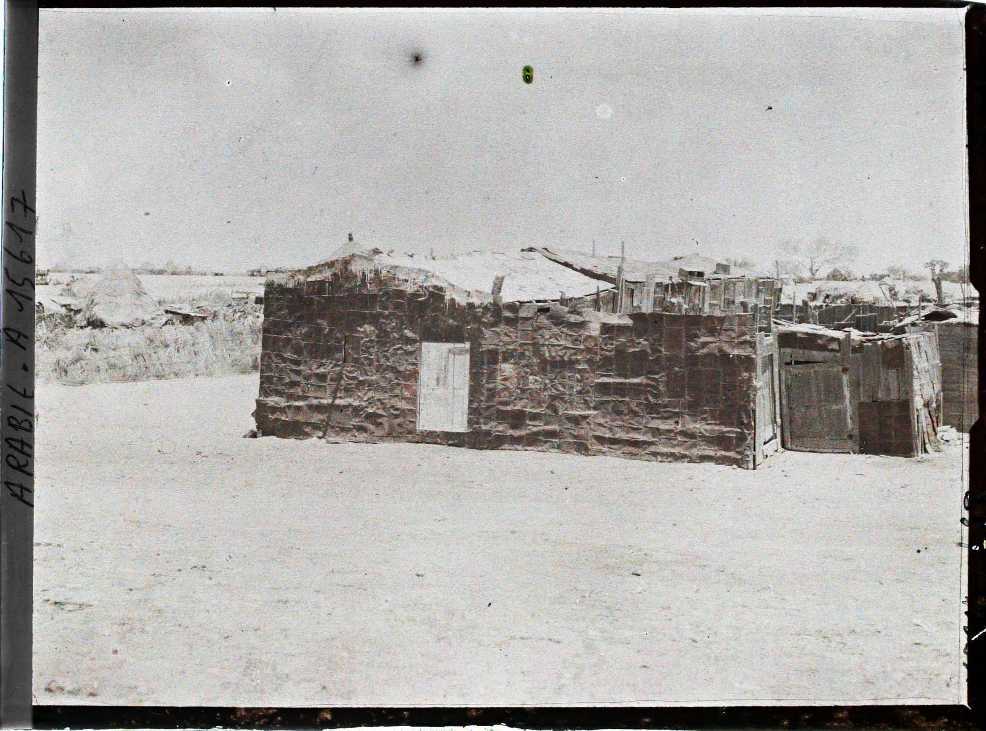 Image représentant Habitation faite de vieux bidons