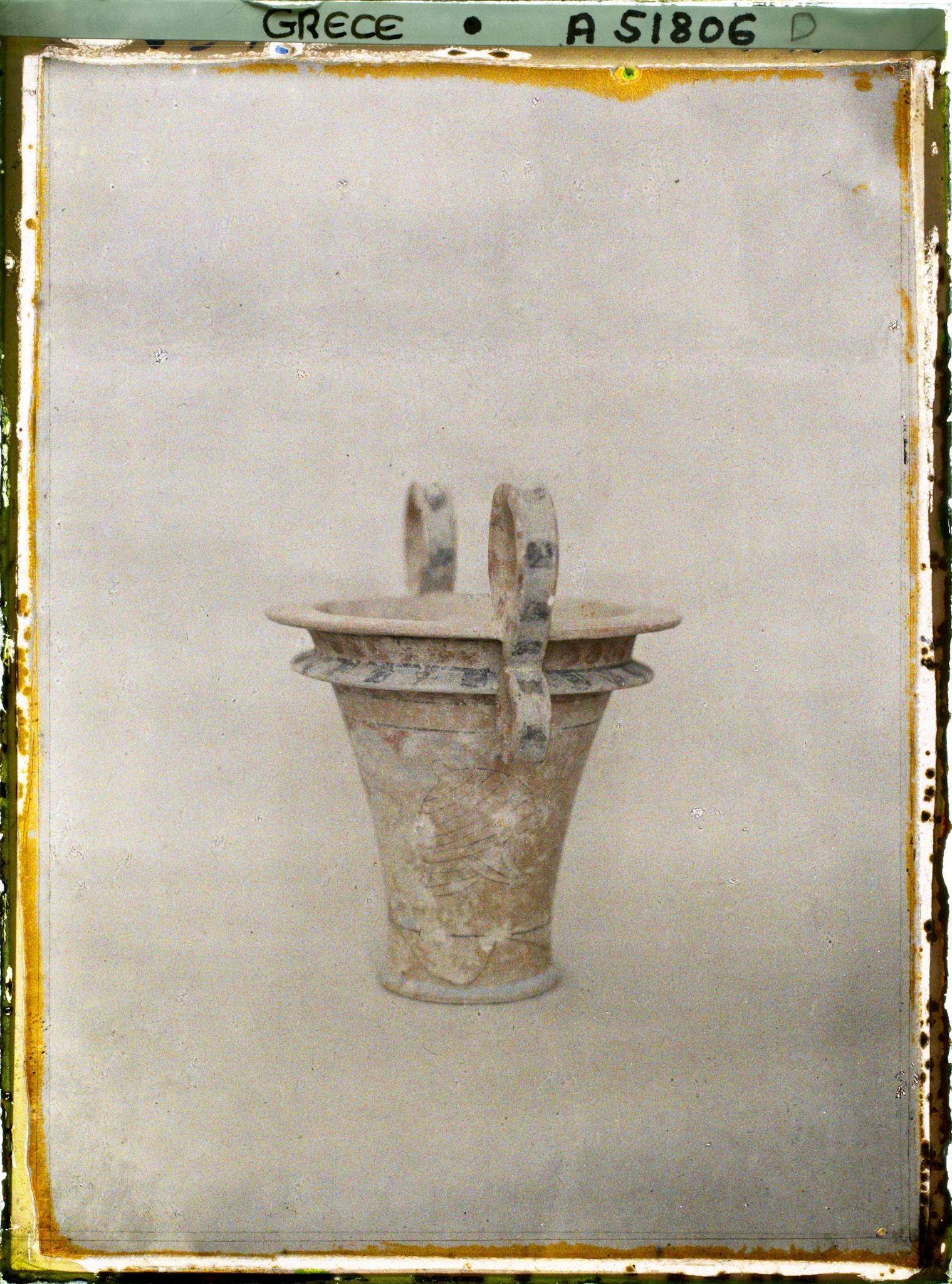 Image représentant Musée archéologique - Vase à anses à décor peint (représentant un casque) provenant de la tombe royale d'Isopata près de Cnossos