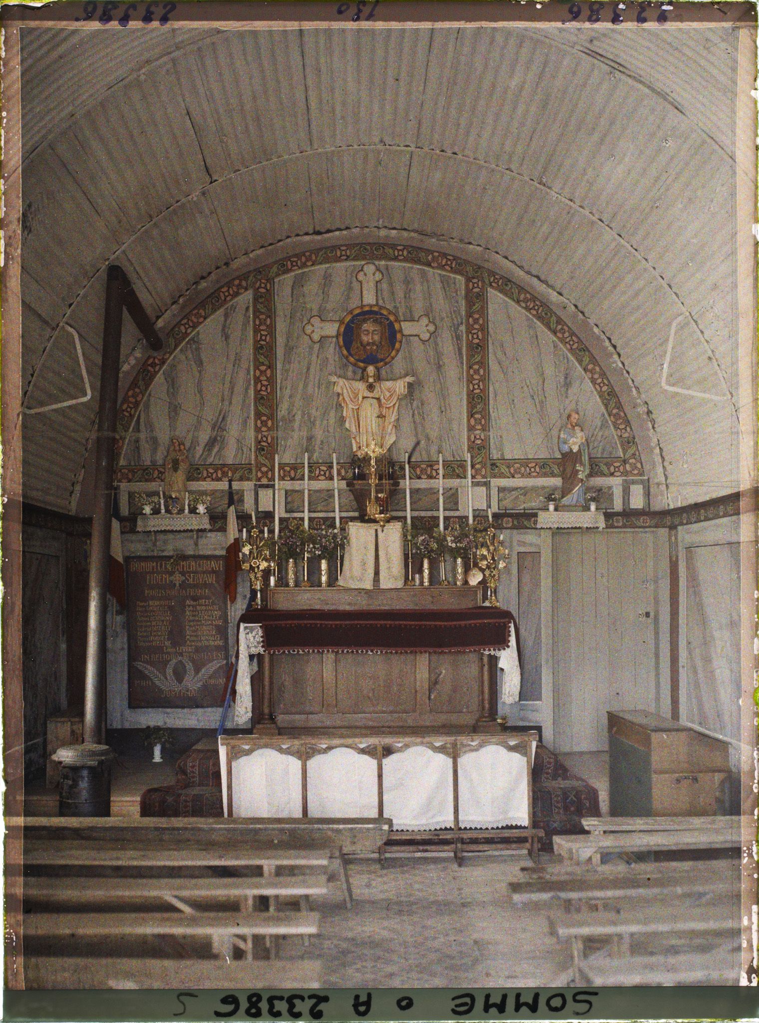 Image représentant Intérieur de l'église provisoire