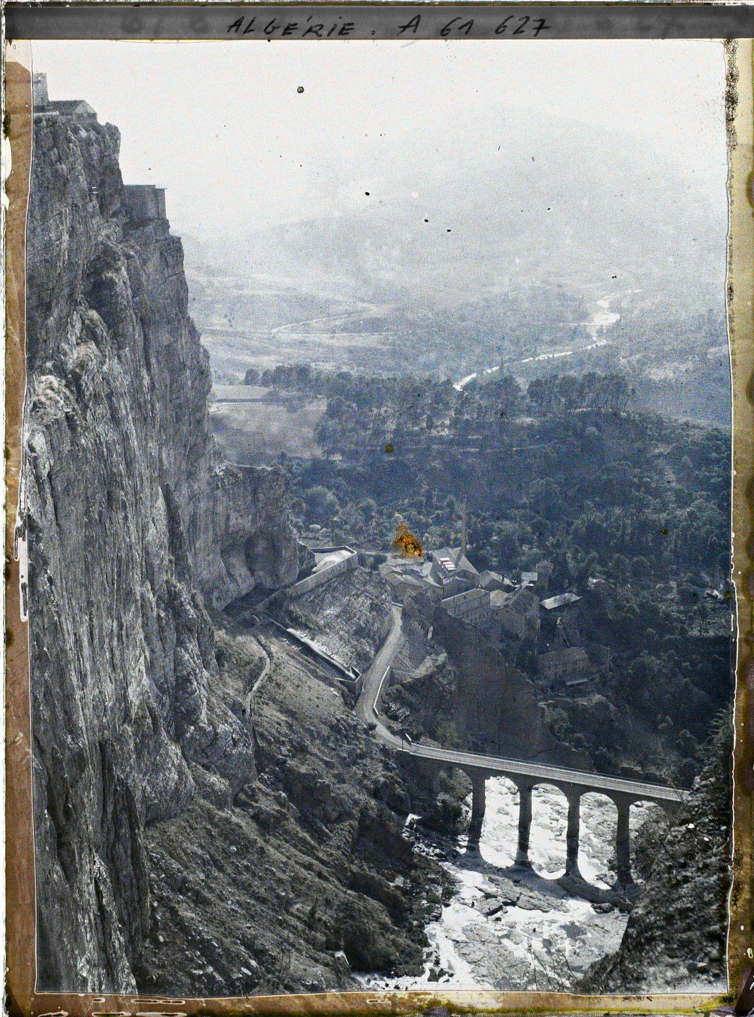 Image représentant Algérie, Constantine, Contre jour sur la Valllée du Rhumel à la sortie des gorges