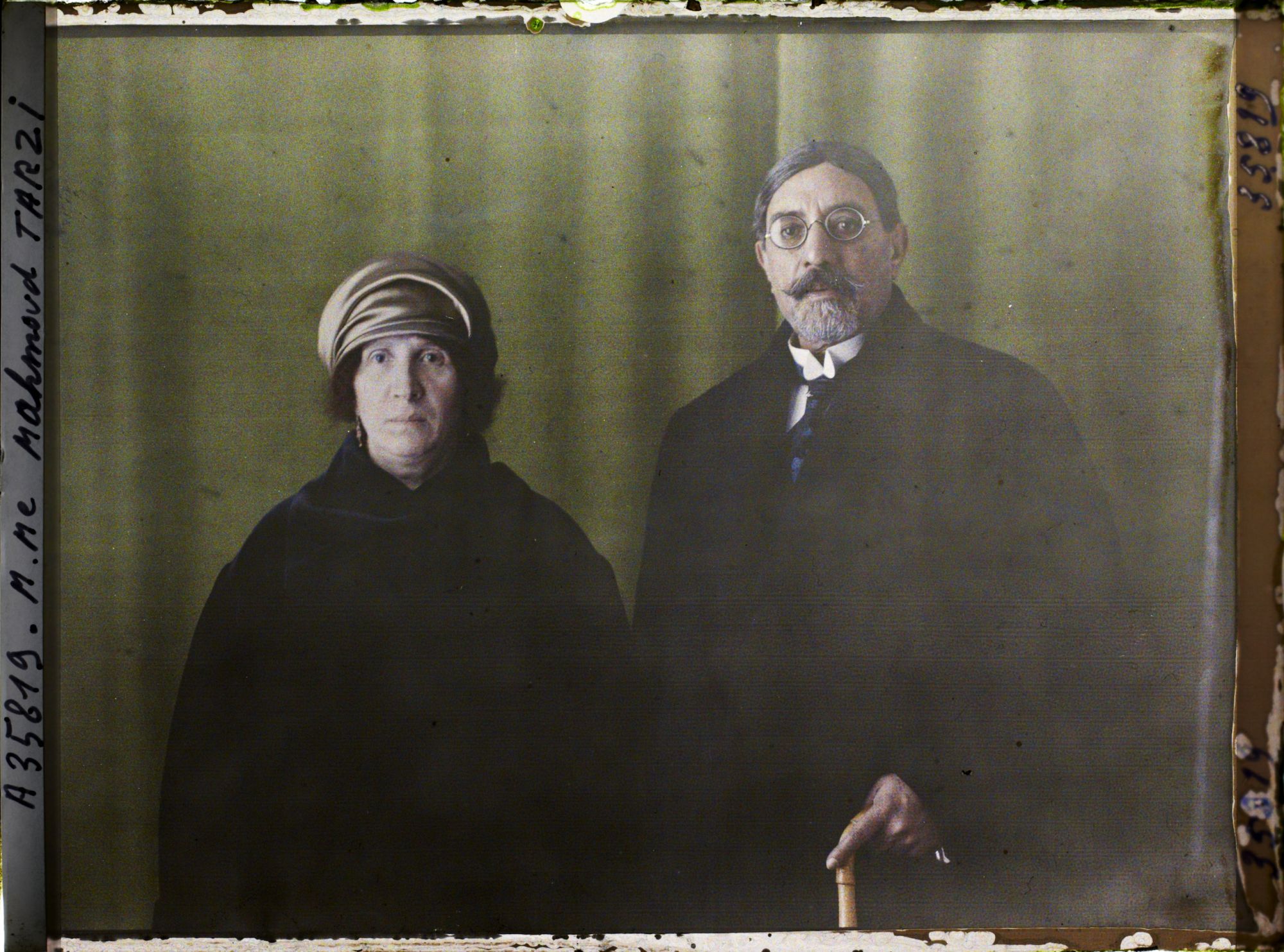 Image représentant Le sardar  https://musee-albert-kahn.s-museum.fr/home/NWQ2OTAwYzNmYjZlZTk1ZWQwODJmMjY4L2dlbmVyaWMtbm90aWNlLXRhYi9hdXRob3JpdHkvNjE3YTc5ZjVjZjhiODk2OGIzMzM3ZDIx/5d6900c3fb6ee95ed082f268/generic-notice-tab/authority/617a79ebcf8b8968b333788b Mahmoud Tarzi et son épouse  https://musee-albert-kahn.s-museum.fr/home/NWQ2OTAwYzNmYjZlZTk1ZWQwODJmMjY4L2dlbmVyaWMtbm90aWNlLXRhYi9hdXRob3JpdHkvNjE3YTc5ZjVjZjhiODk2OGIzMzM3ZDIx/5d6900c3fb6ee95ed082f268/generic-notice-tab/authority/617a79ebcf8b8968b333788c Asma