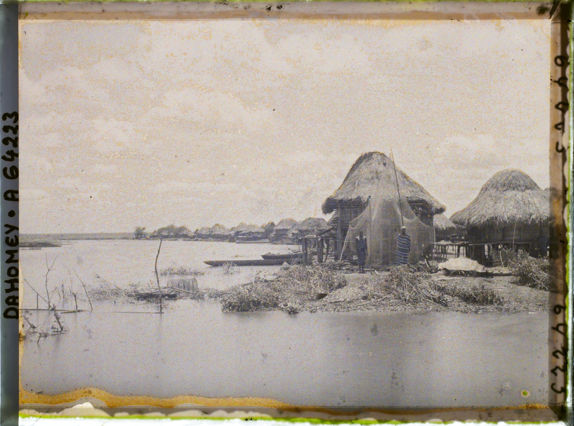 Image représentant Vue sur le village lacustre et la lagune