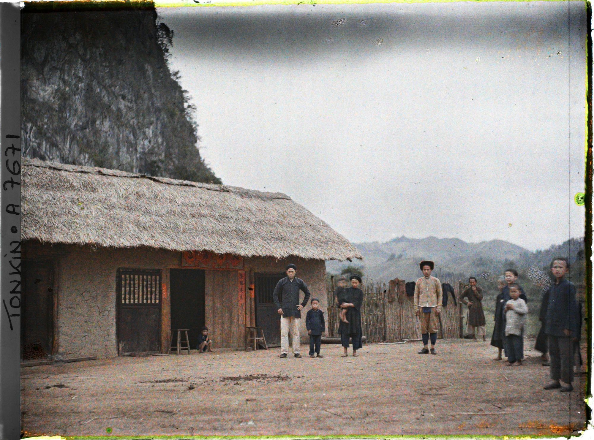 Image représentant Des villageois devant la maison d'un notable près du massif de Bac-so'n (ou massif de Cai-binh)