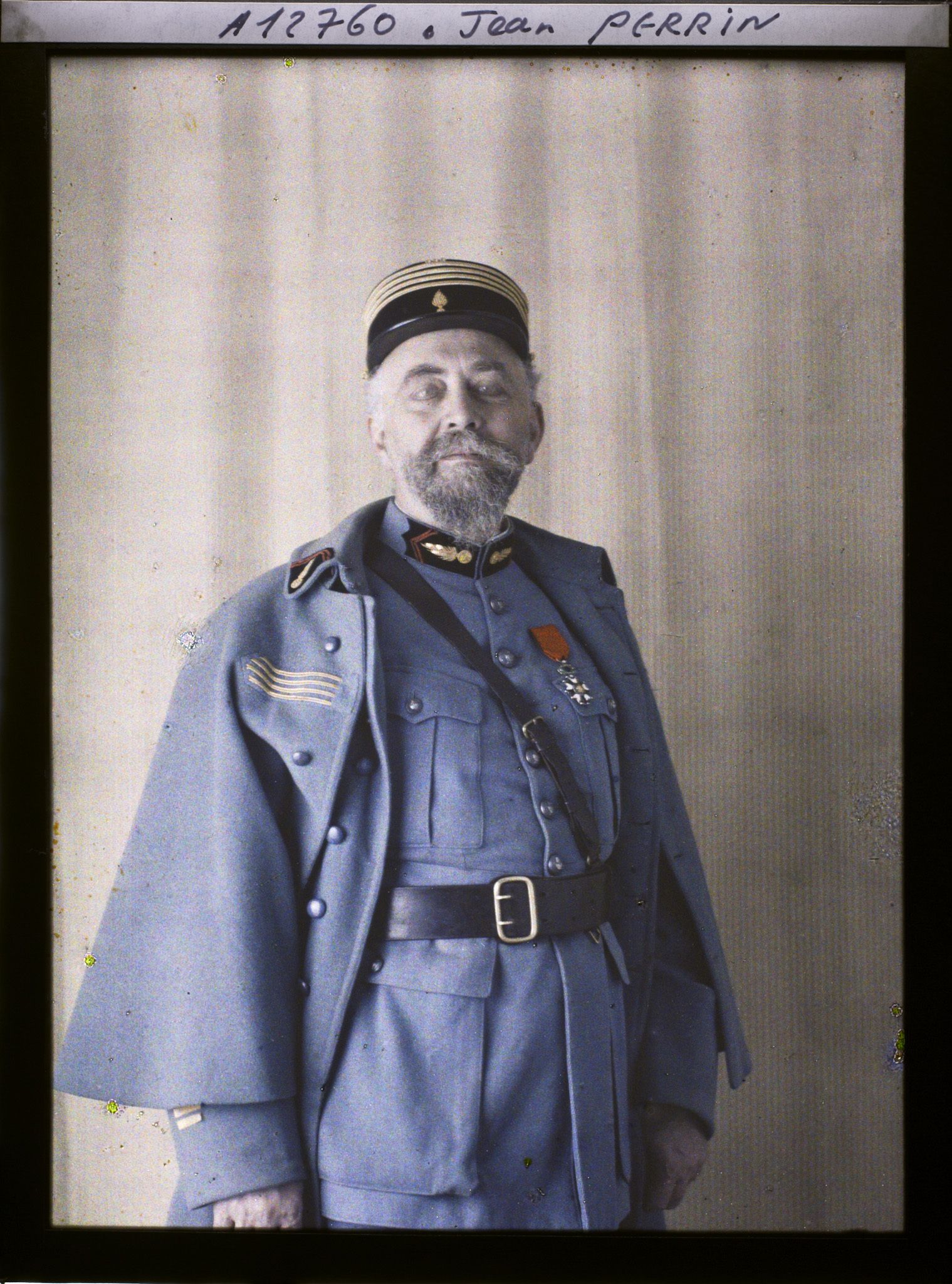 Image représentant Le commandant  https://musee-albert-kahn.s-museum.fr/home/NWQ2OTAwYzNmYjZlZTk1ZWQwODJmMjY4L2dlbmVyaWMtbm90aWNlLXRhYi9hdXRob3JpdHkvNjE3YTc5ZjVjZjhiODk2OGIzMzM3ZDIx/5d6900c3fb6ee95ed082f268/generic-notice-tab/authority/617a79ebcf8b8968b333757b Jean Perrin
