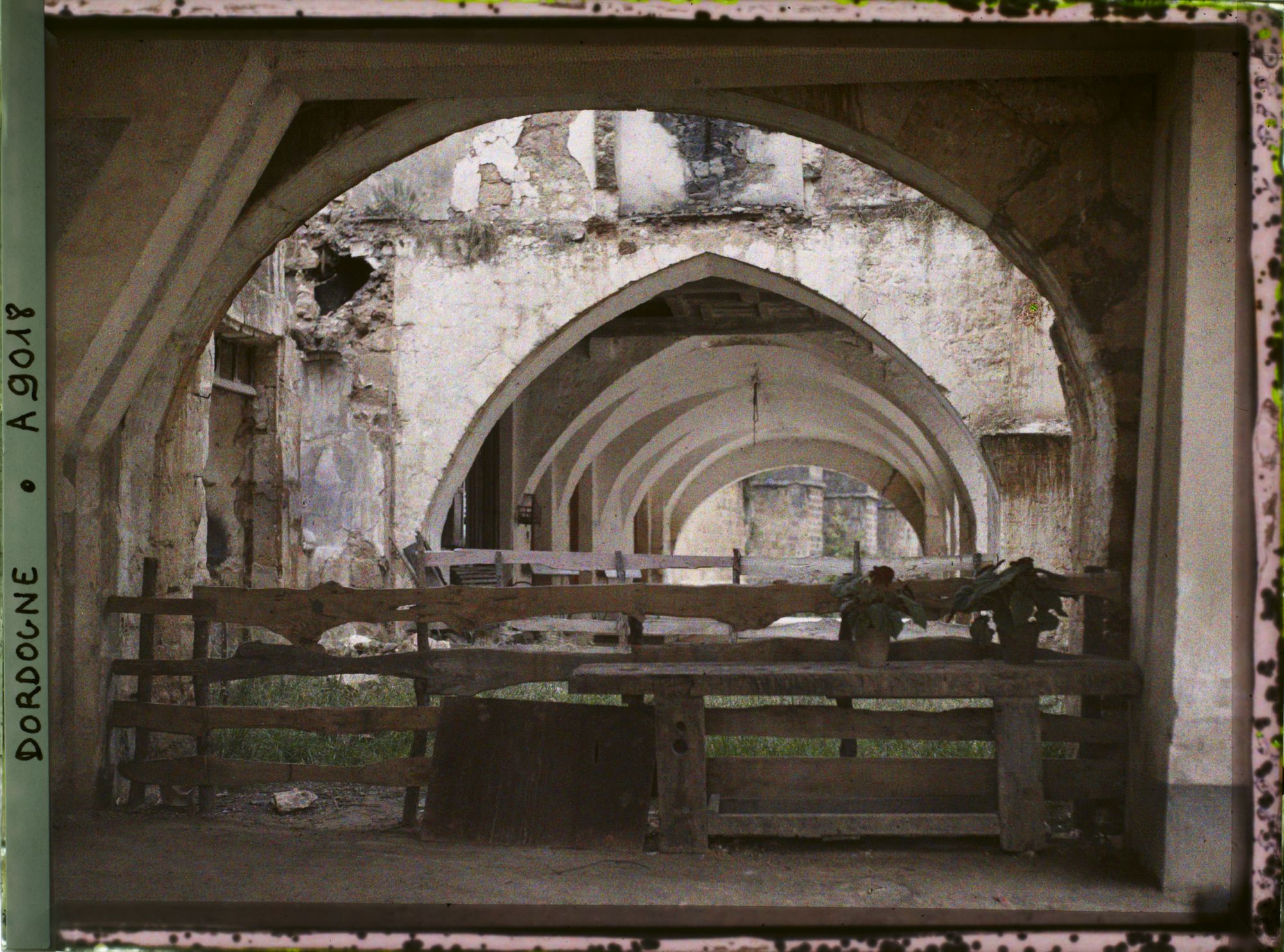 Image représentant Périgord, Beaumont, Le dessus des corniérés et piliers de l'église dans le fond